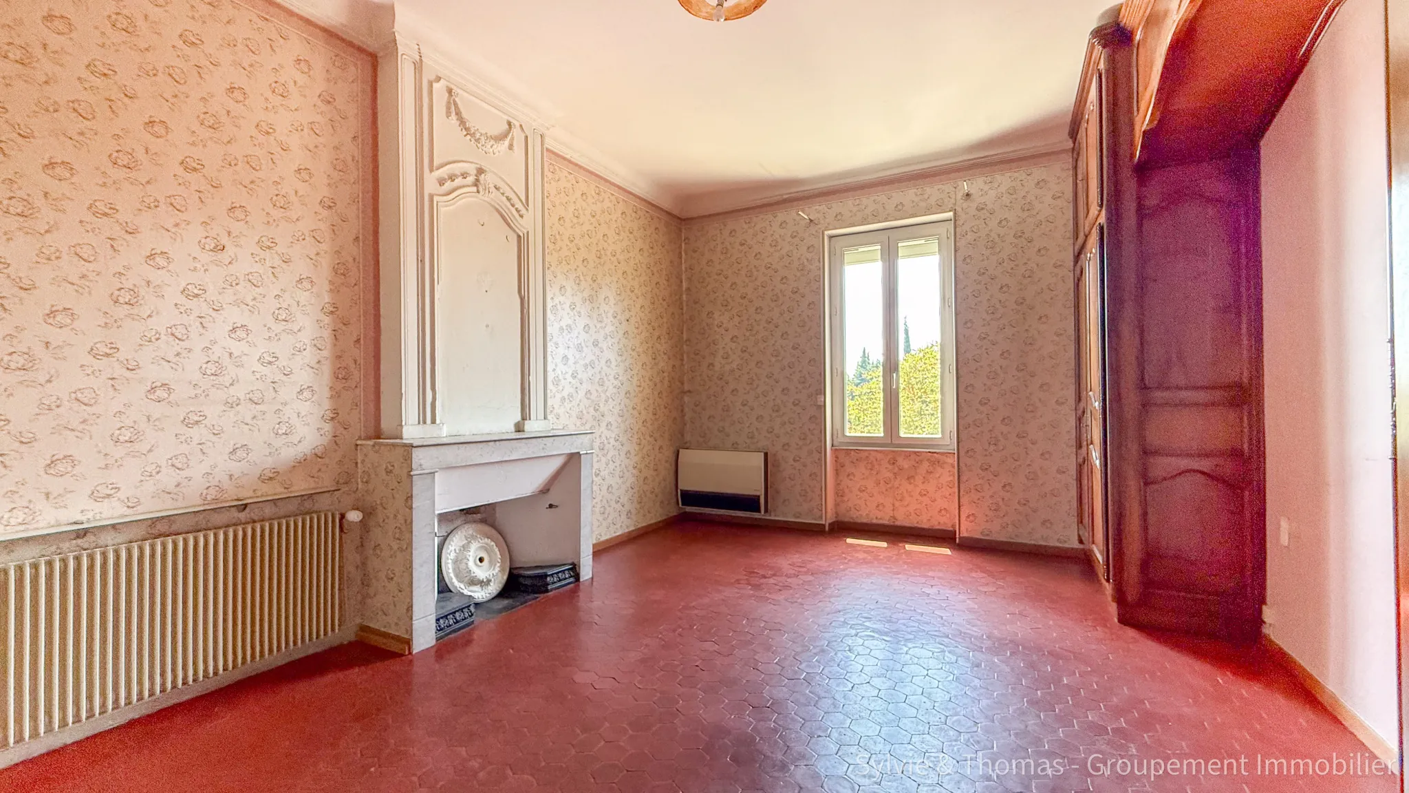 Maison spacieuse de 200 m2 à Piolenc avec dépendance et jardin, 4 chambres 