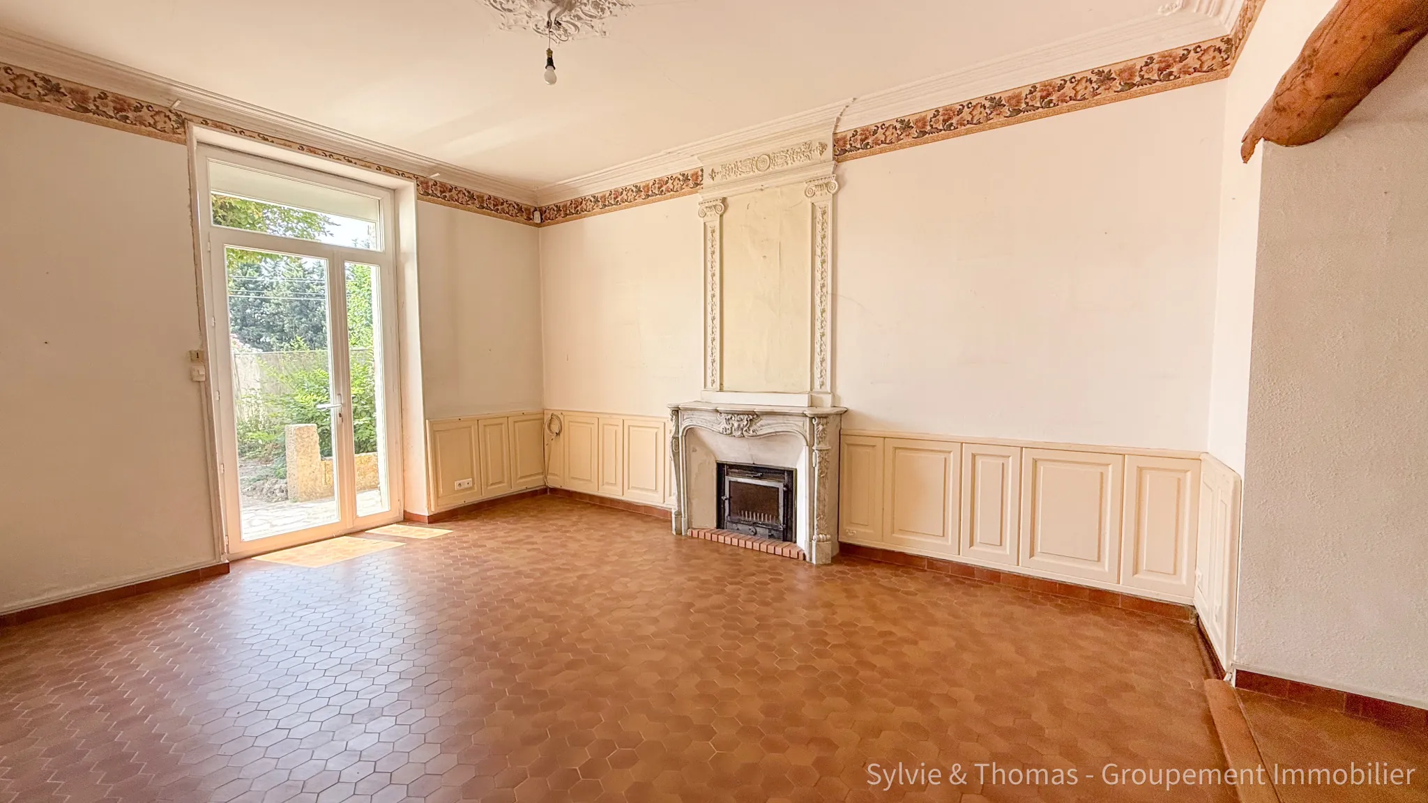 Maison spacieuse de 200 m2 à Piolenc avec dépendance et jardin, 4 chambres 