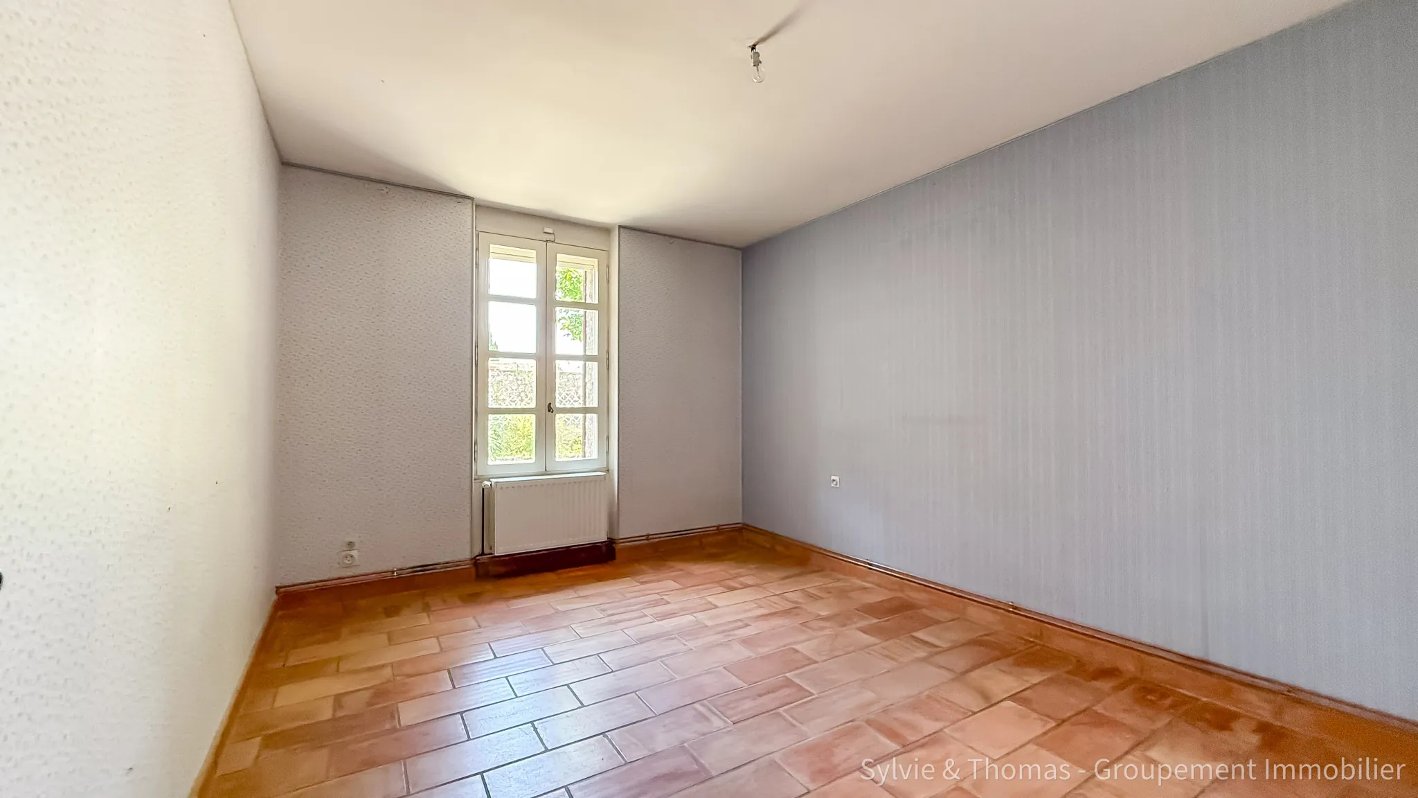 Maison spacieuse de 200 m2 à Piolenc avec dépendance et jardin, 4 chambres 