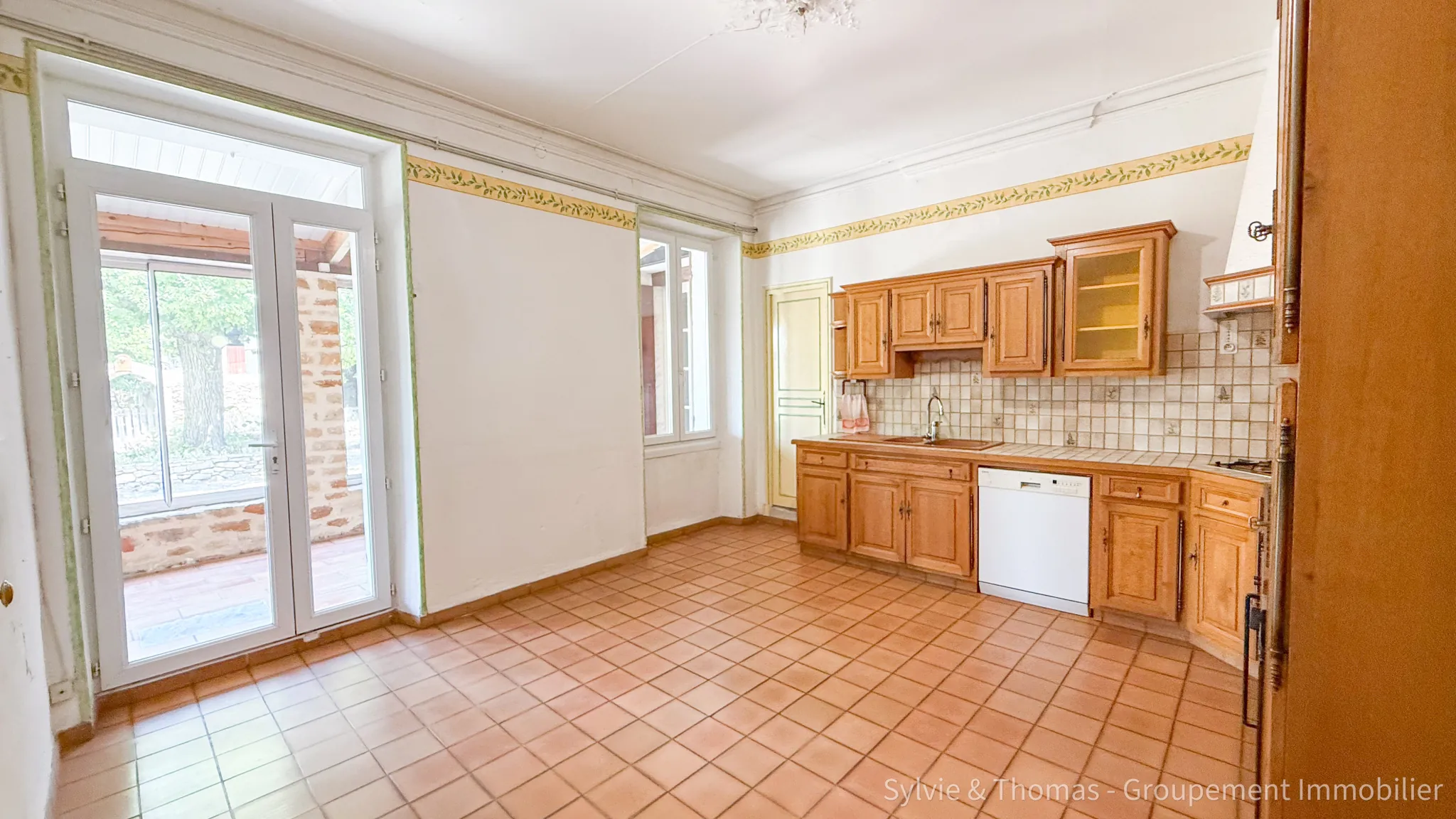 Maison spacieuse de 200 m2 à Piolenc avec dépendance et jardin, 4 chambres 