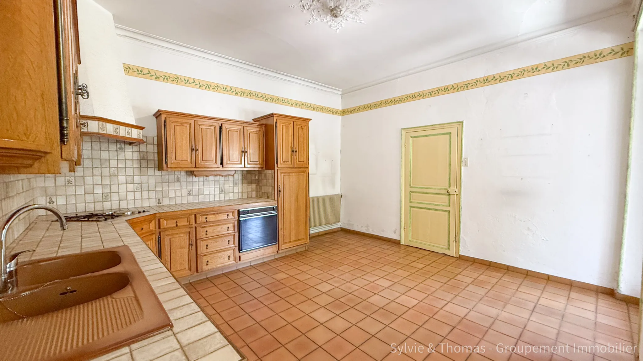 Maison spacieuse de 200 m2 à Piolenc avec dépendance et jardin, 4 chambres 