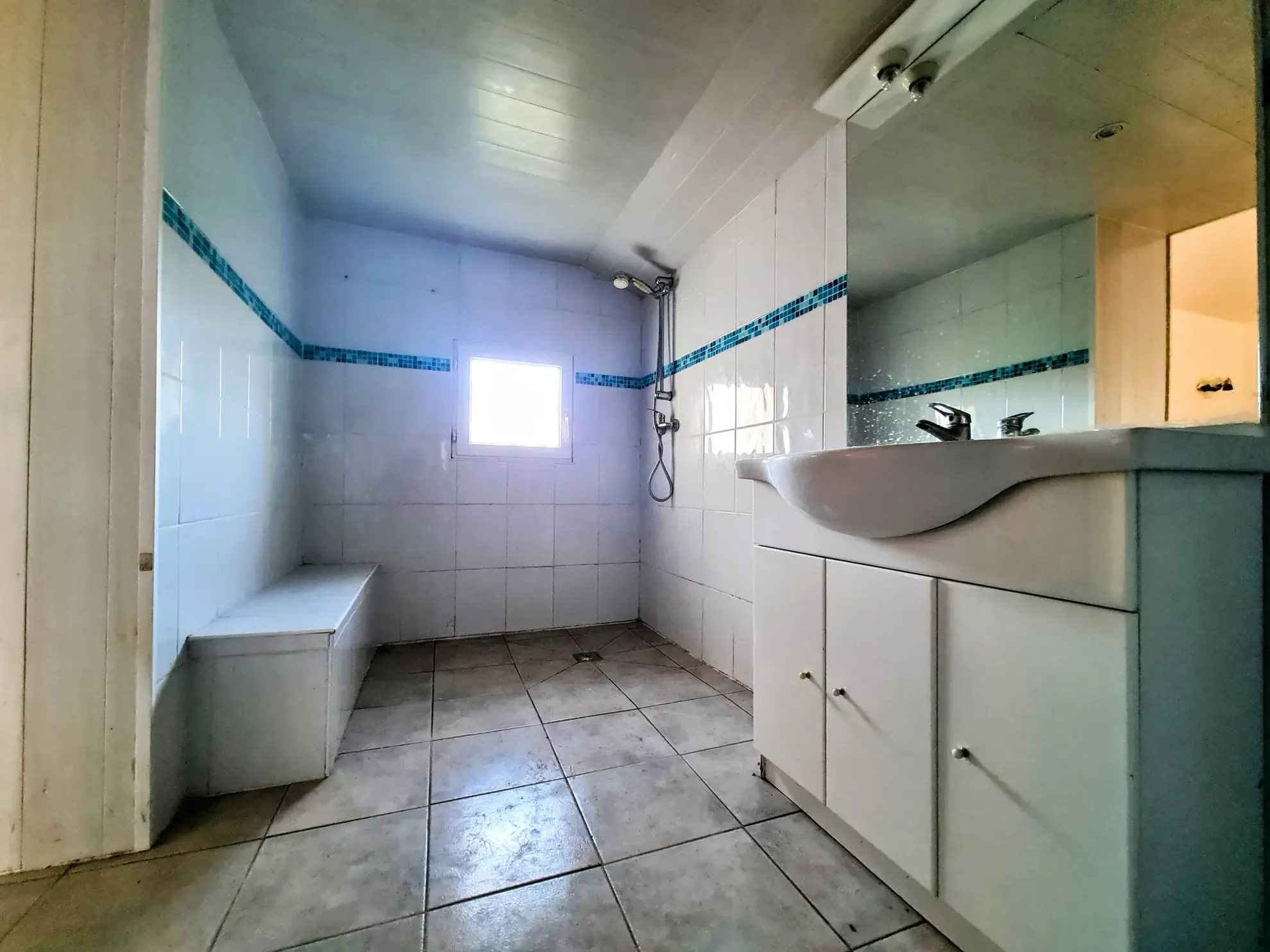 Maison familiale rénovée avec dépendances et grand terrain près de Nevers 