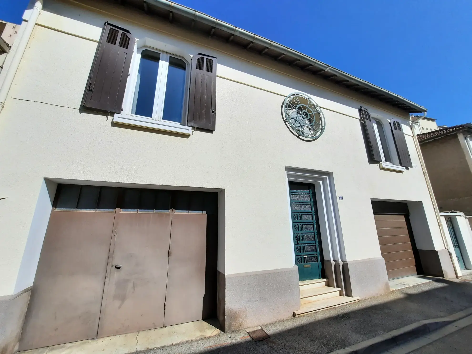 Maison de ville avec terrasse et garage à Nîmes centre-ville