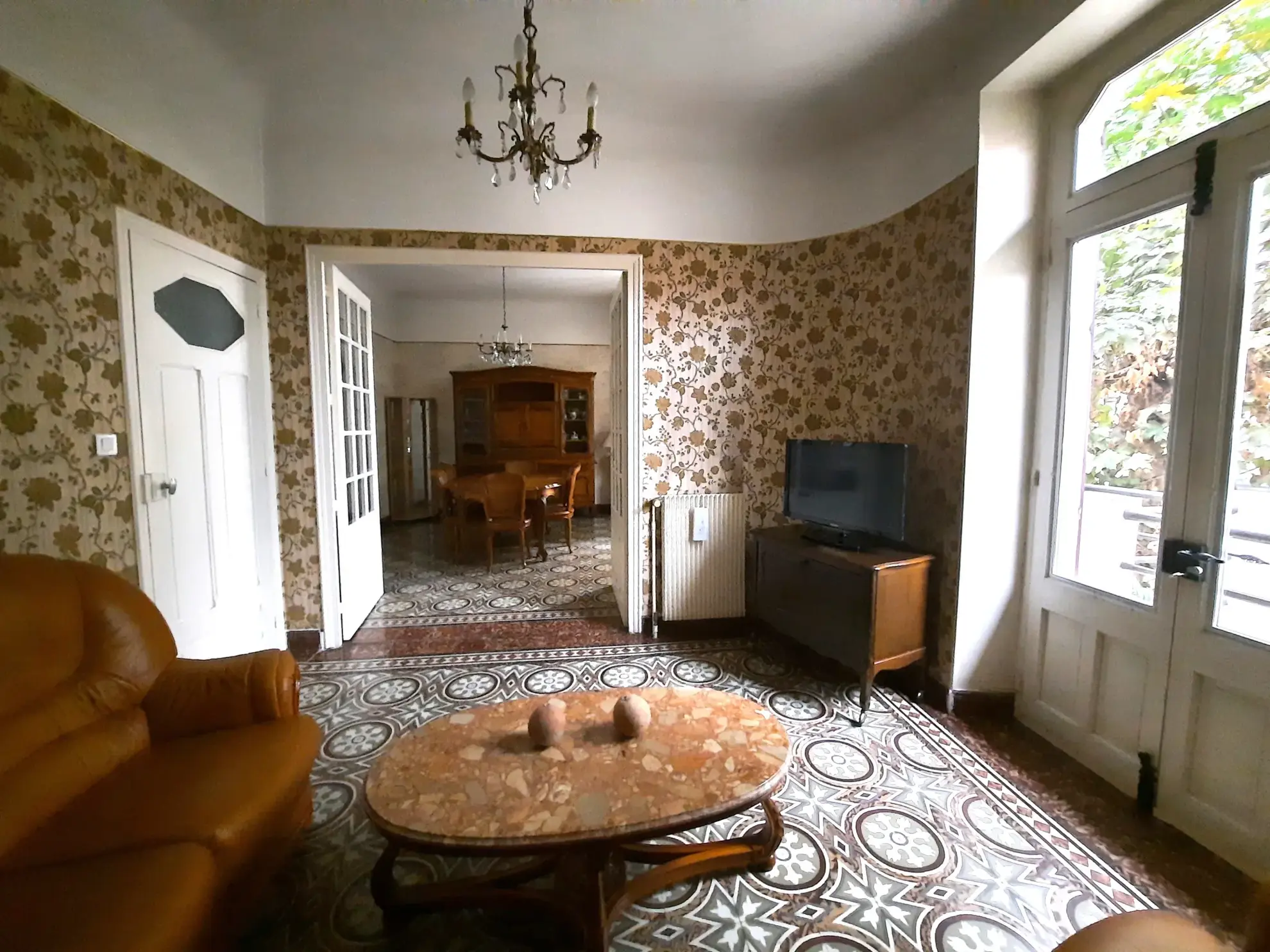 Maison de ville à Nîmes avec garage, terrasse et potentiel commercial