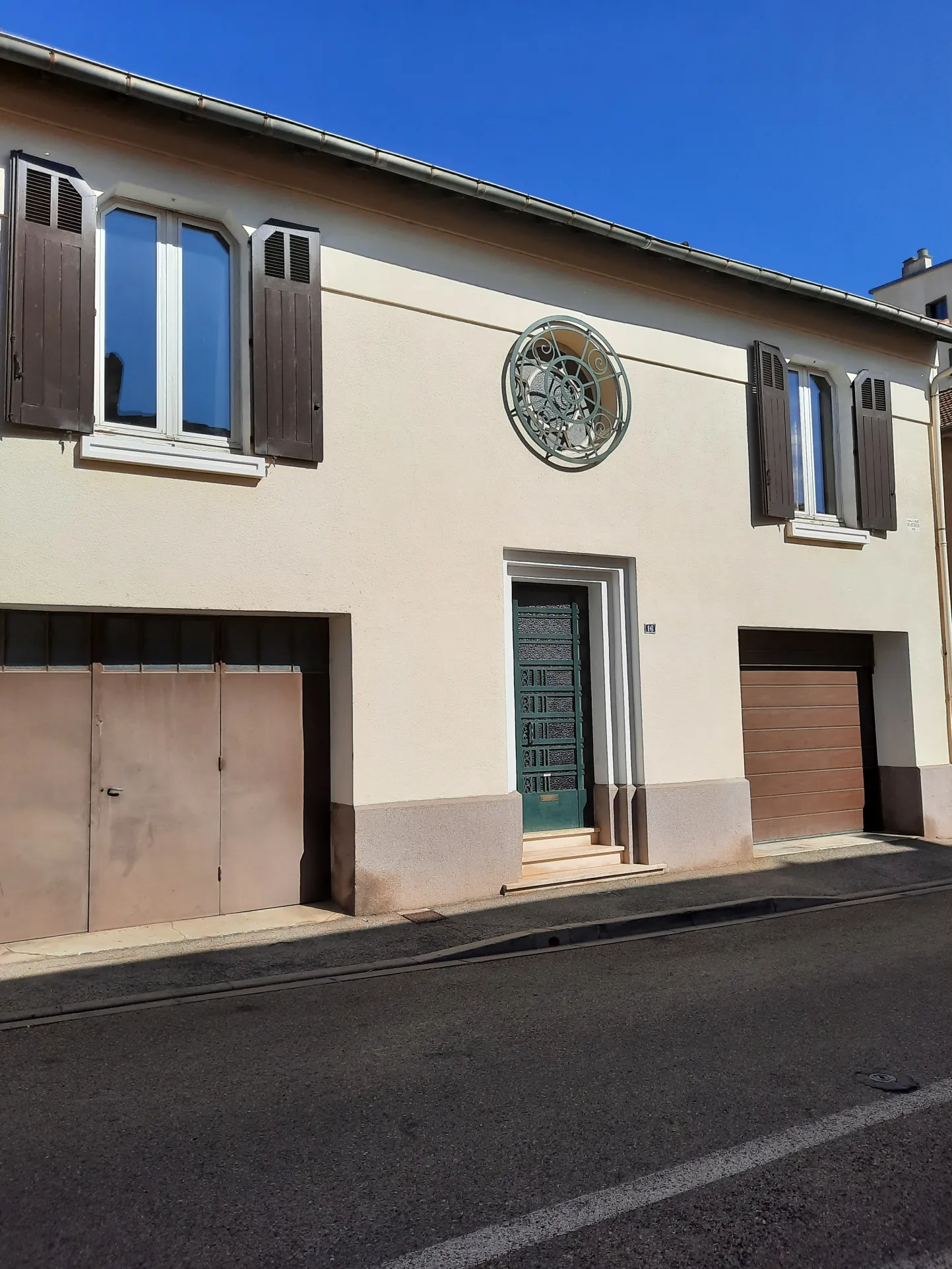 Maison de ville avec terrasse et garage à Nîmes centre-ville 
