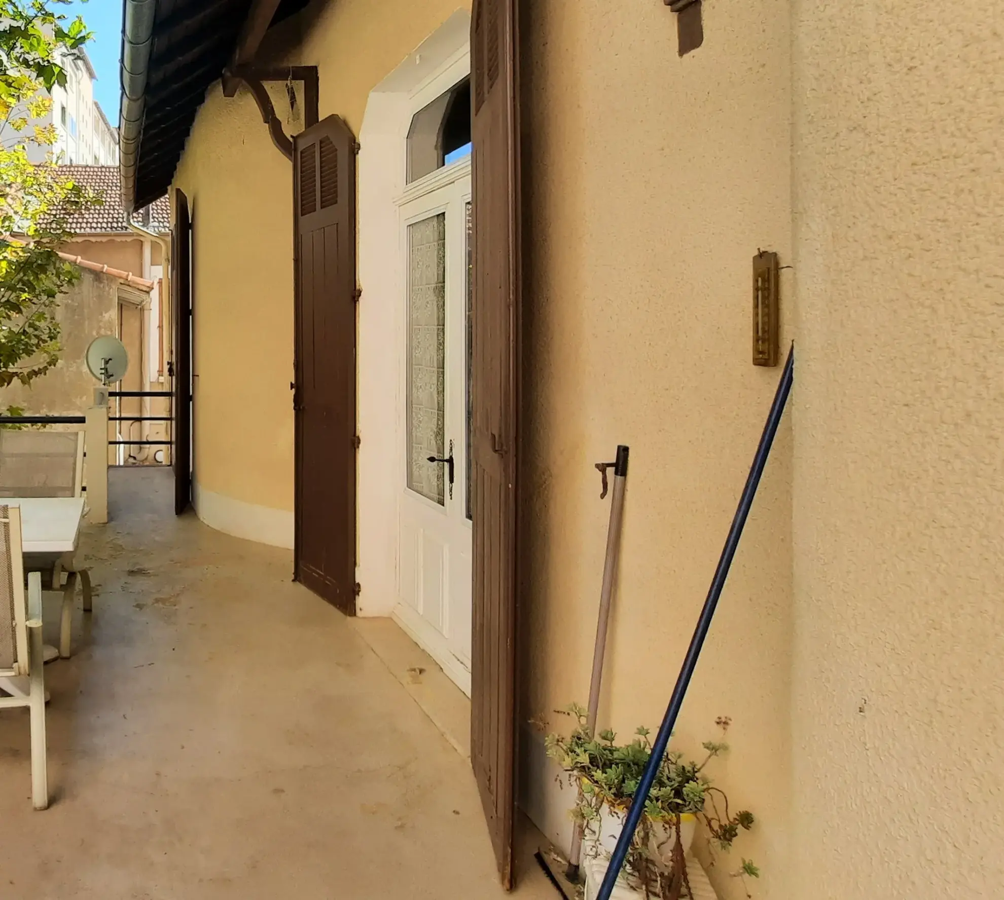 Maison de ville avec terrasse et garage à Nîmes centre-ville 