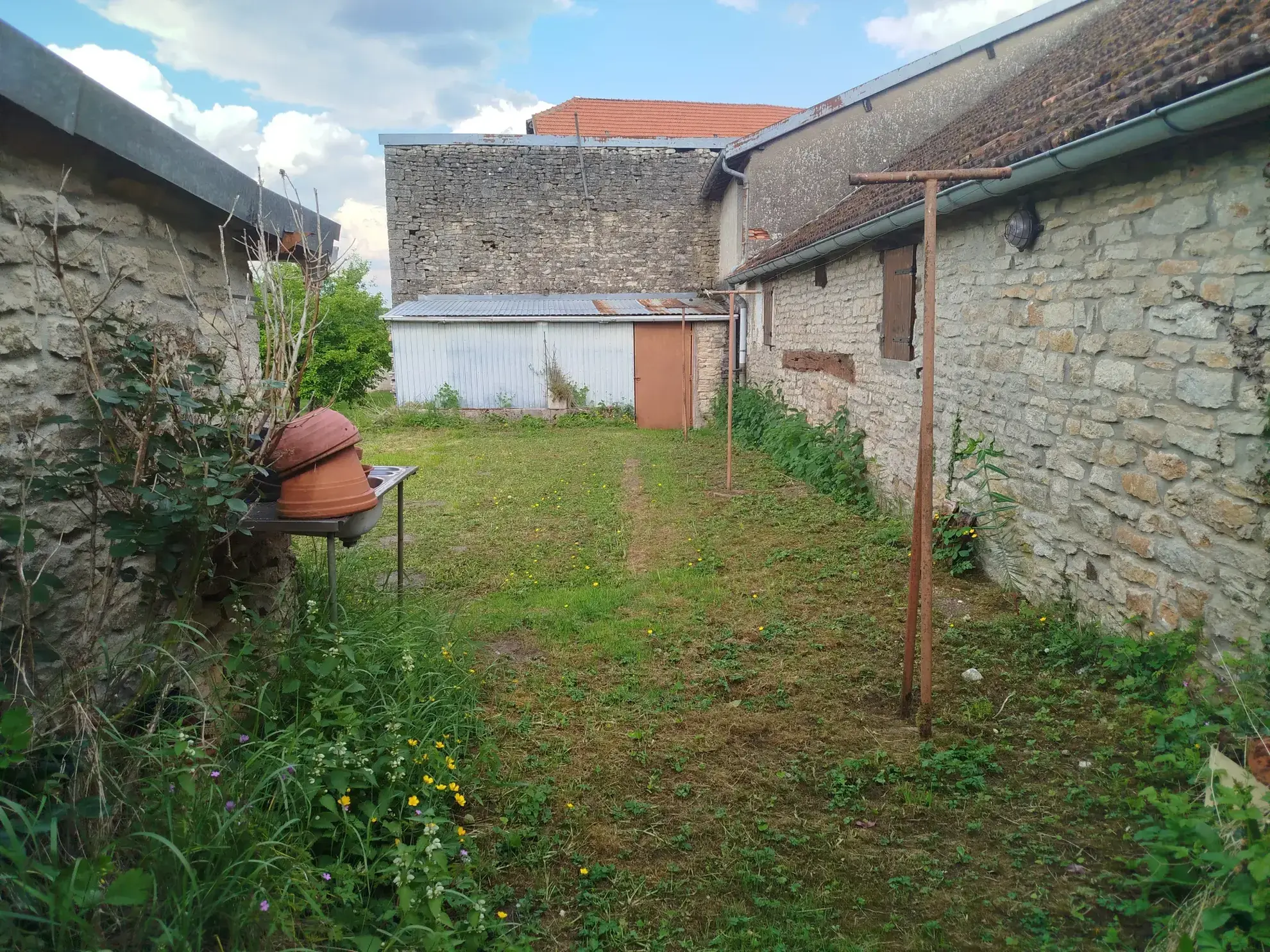 Maison en pierre à rénover à Grenant de 120 m² avec terrain et garage 