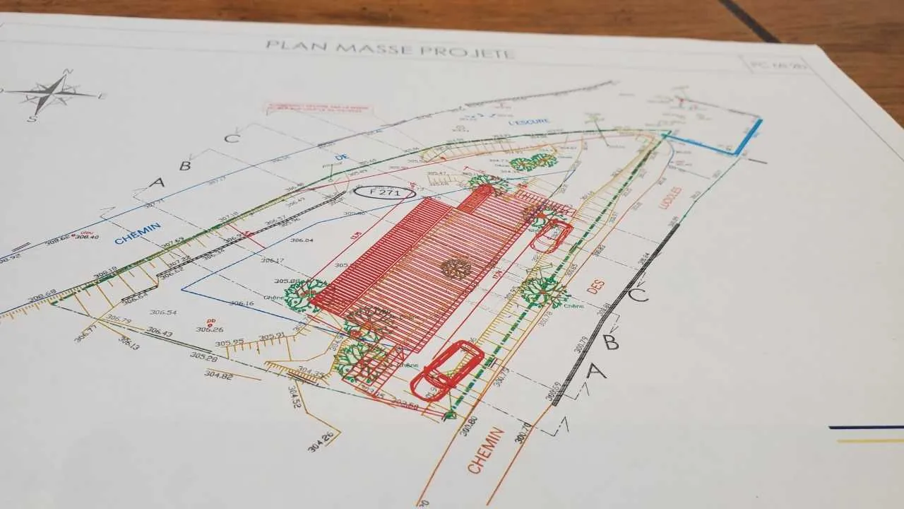 Terrain constructible de 640 m² à Bar-sur-Loup avec permis de construire 