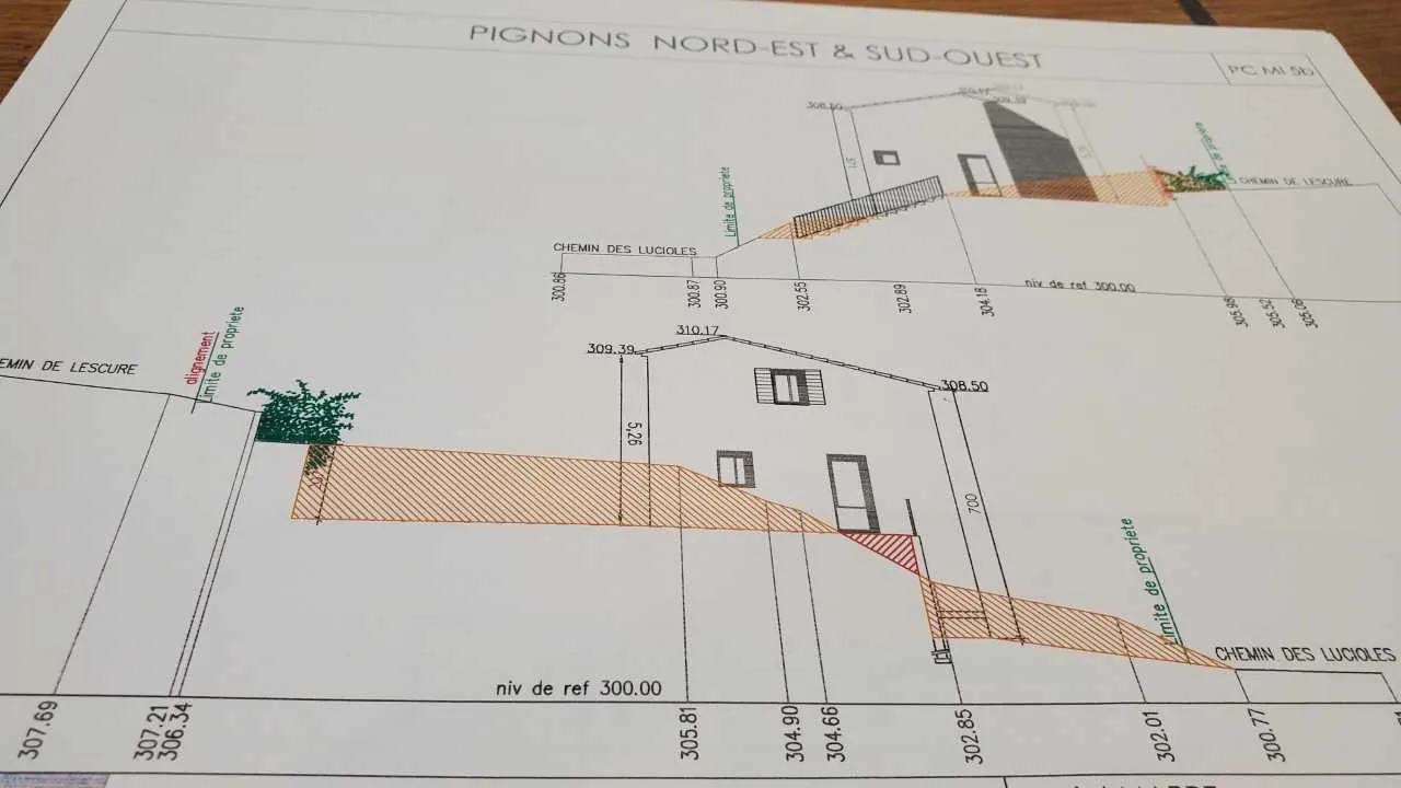 Terrain constructible de 640 m² à Bar-sur-Loup avec permis de construire 
