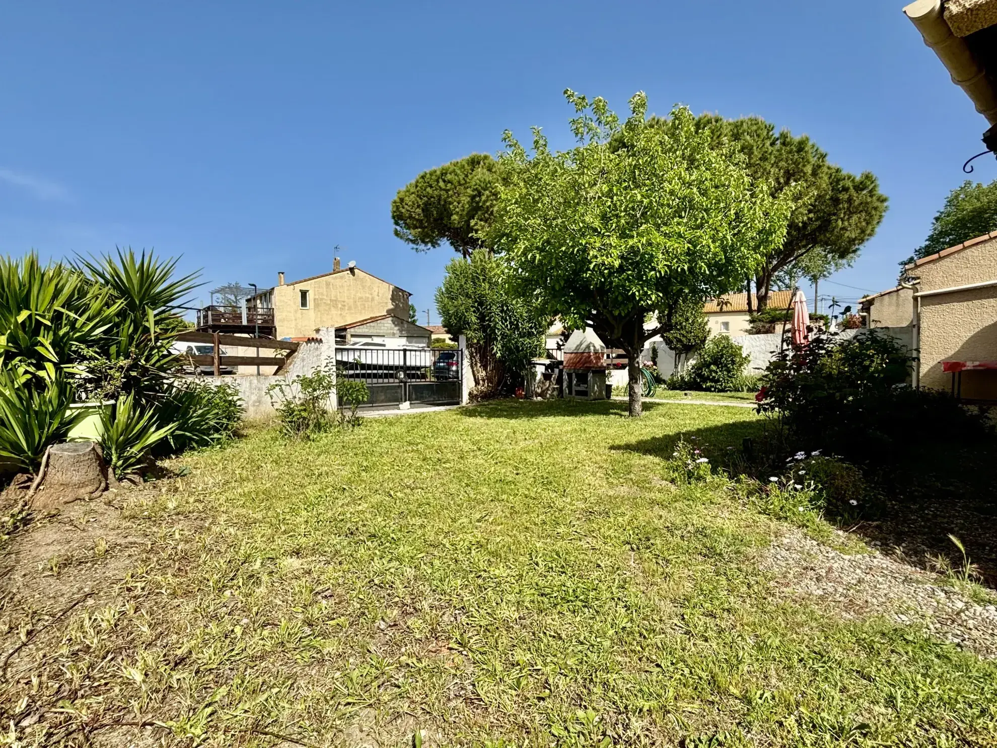 Maison de Plain-Pied avec 3 Chambres, Garage et Atelier à Pomerols 