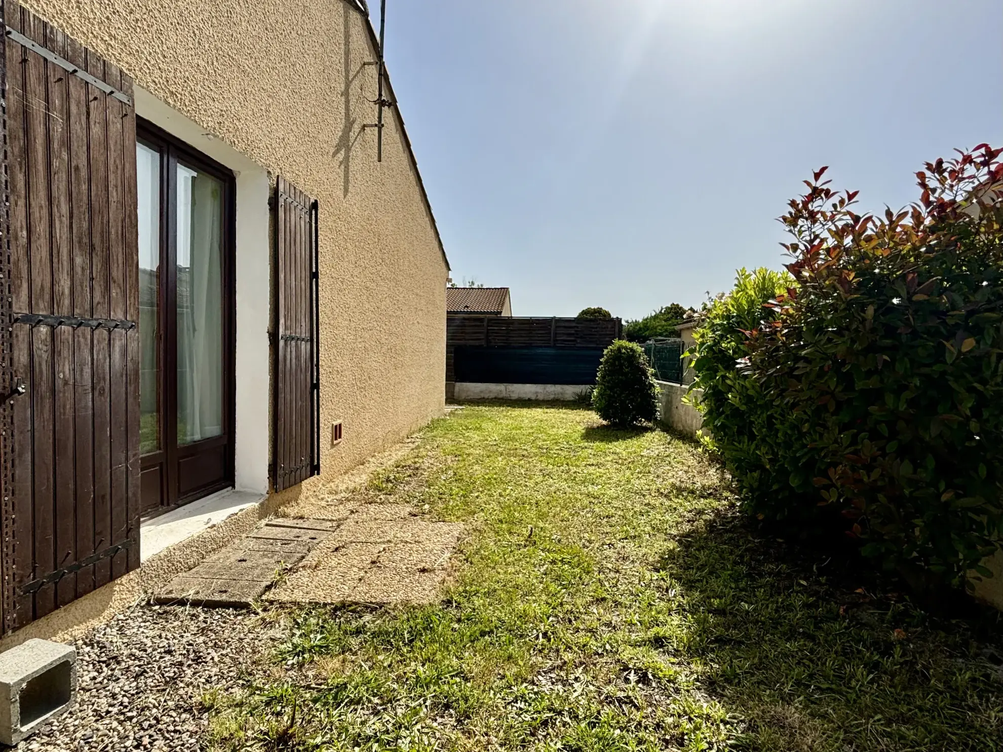 Maison de Plain-Pied avec 3 Chambres, Garage et Atelier à Pomerols 