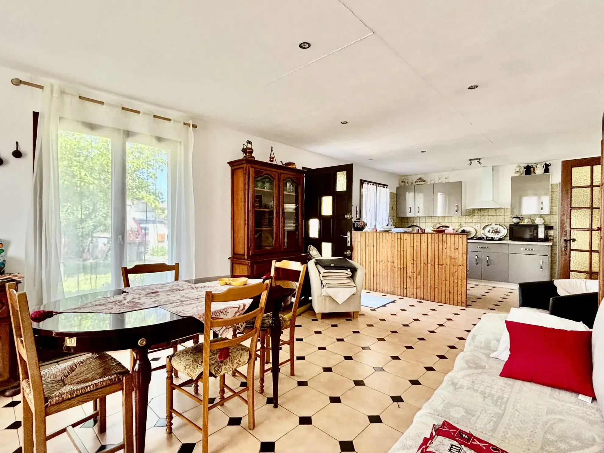 Maison de Plain-Pied avec 3 Chambres, Garage et Atelier à Pomerols 