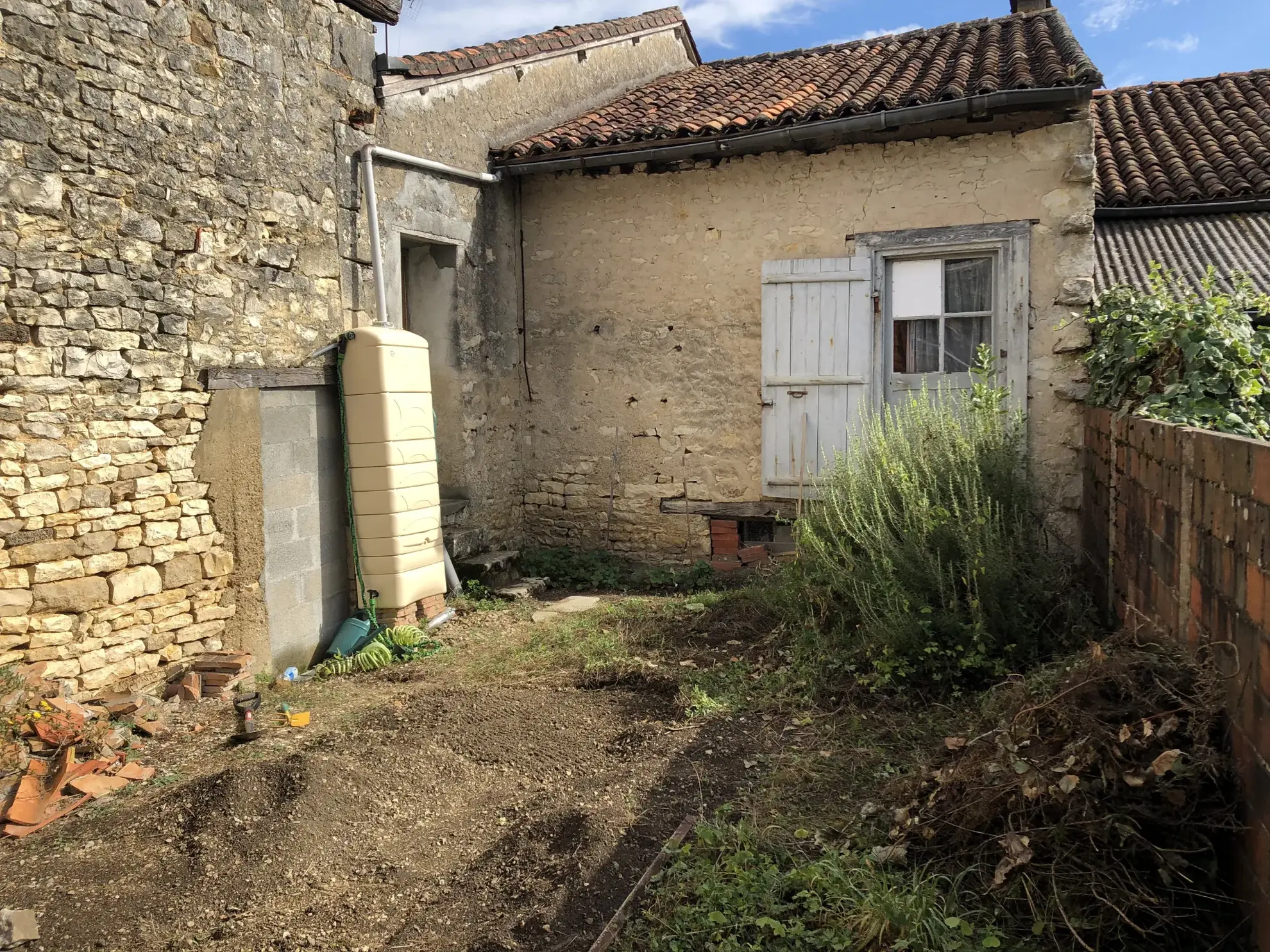 Maison de village à Champagne-Mouton avec 3 chambres et atelier à rénover 