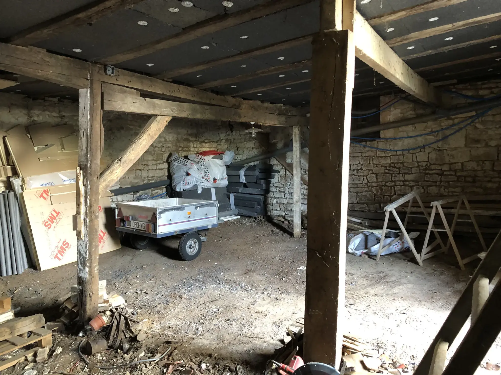 Maison de village à Champagne-Mouton avec 3 chambres et atelier à rénover 