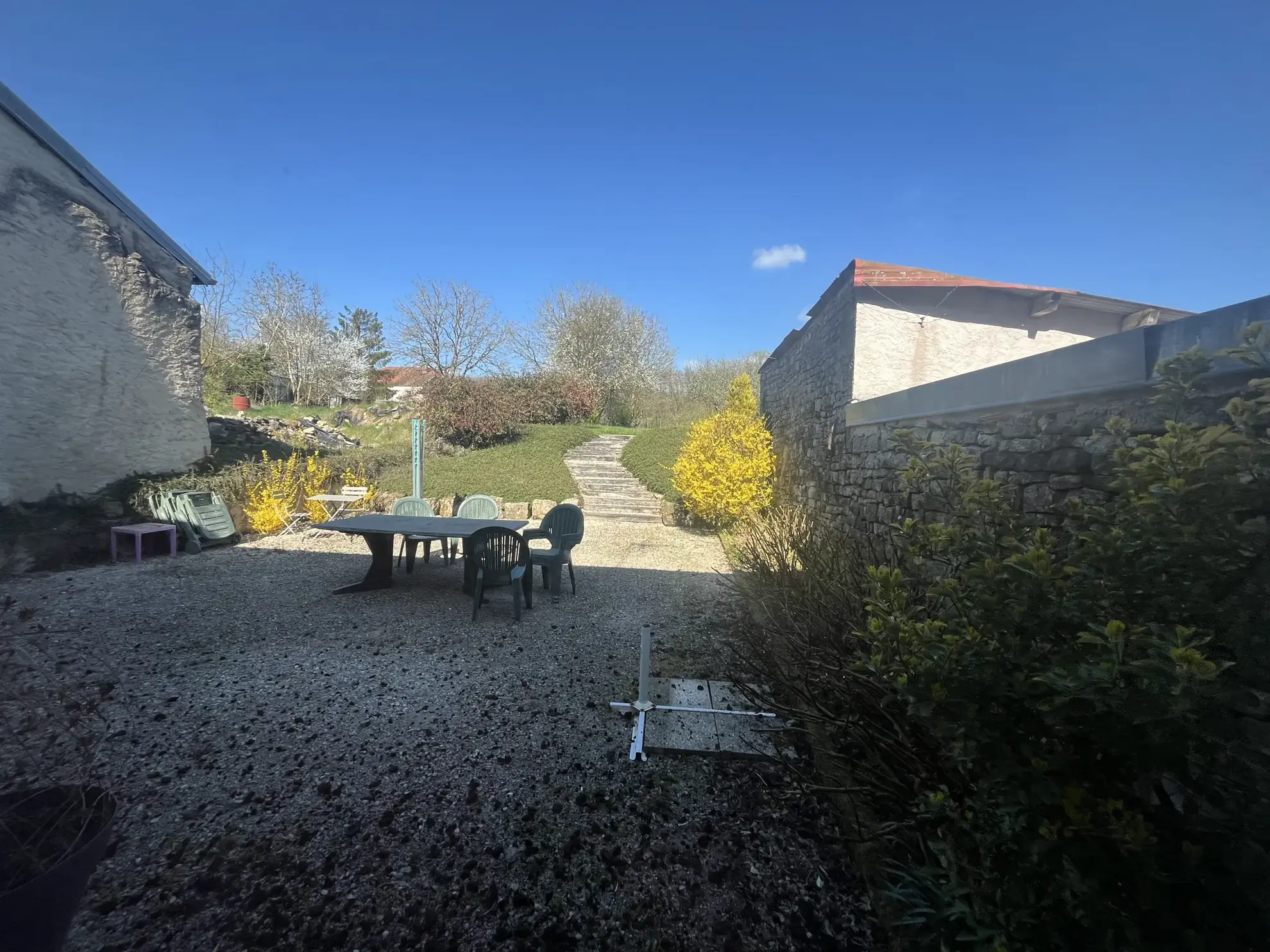 Maison ancienne de 125 m² à Senaide avec terrasse, garage et terrain arboré 
