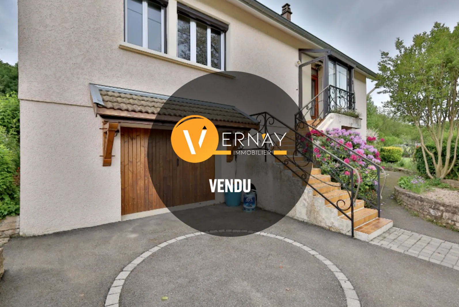 Maison à vendre à Oytier-Saint-Oblas avec grand terrain et potentiel de rénovation