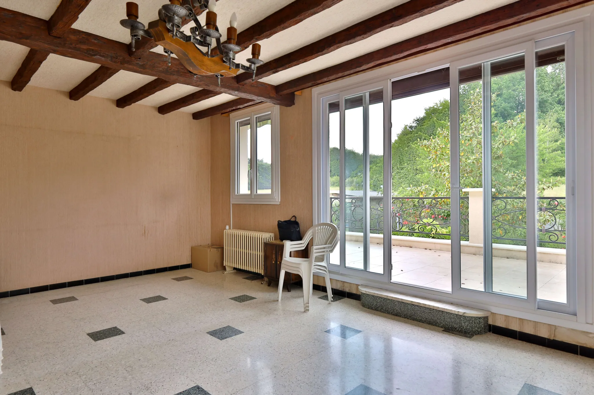 Maison à vendre à Oytier-Saint-Oblas avec grand terrain et potentiel de rénovation 