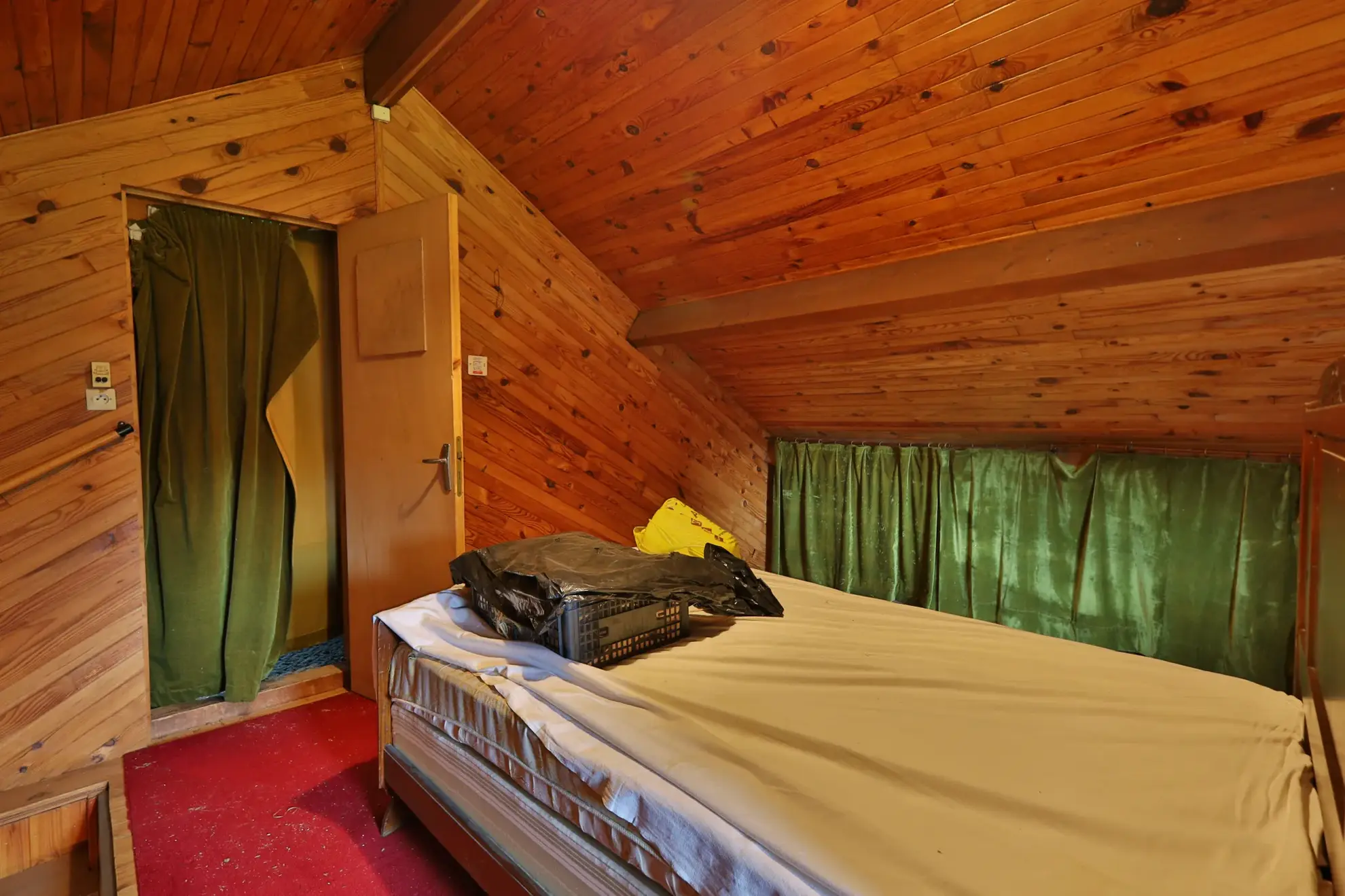 Maison à vendre à Oytier-Saint-Oblas avec grand terrain et potentiel de rénovation 