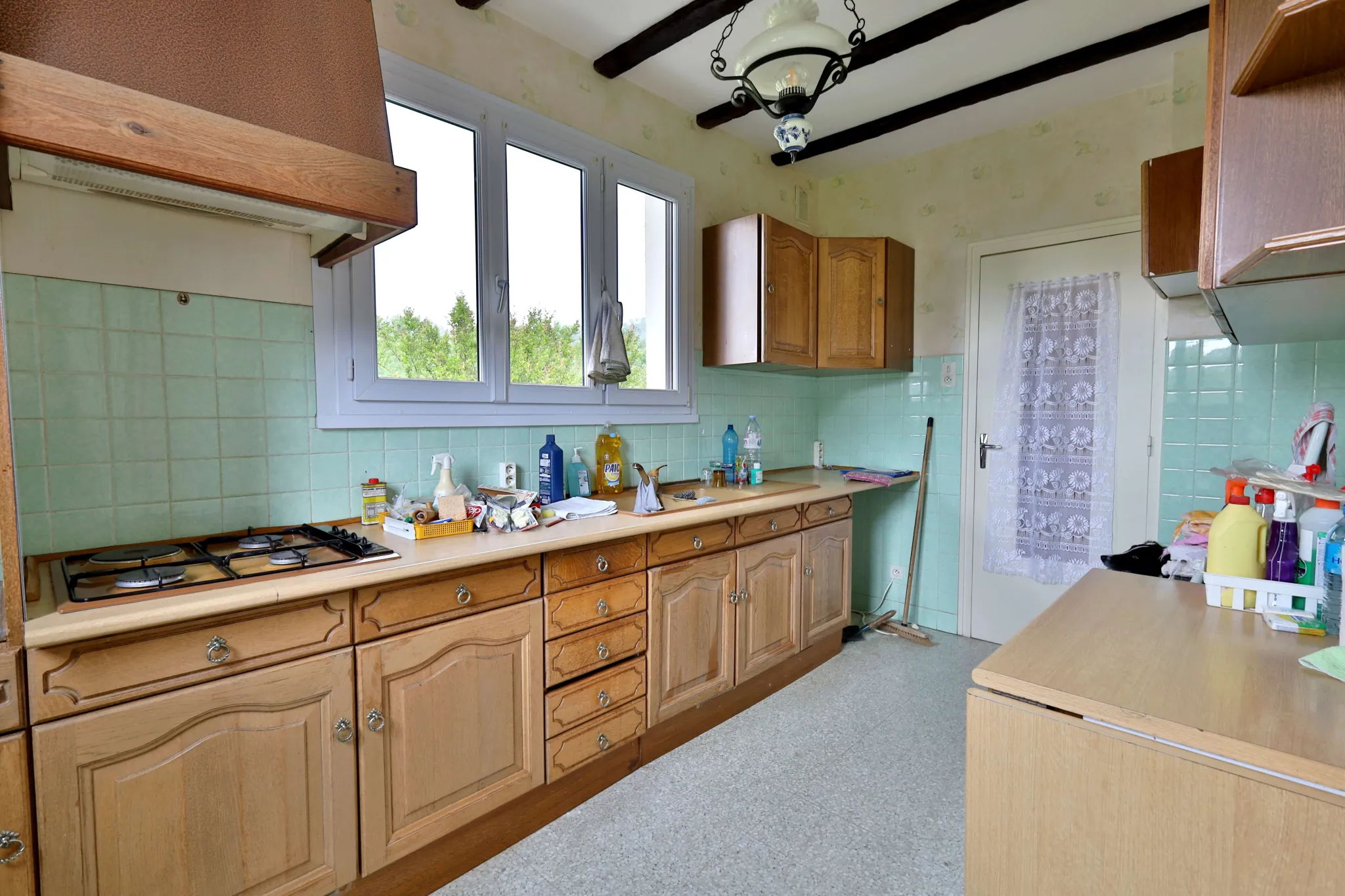 Maison à vendre à Oytier-Saint-Oblas avec grand terrain et potentiel de rénovation 