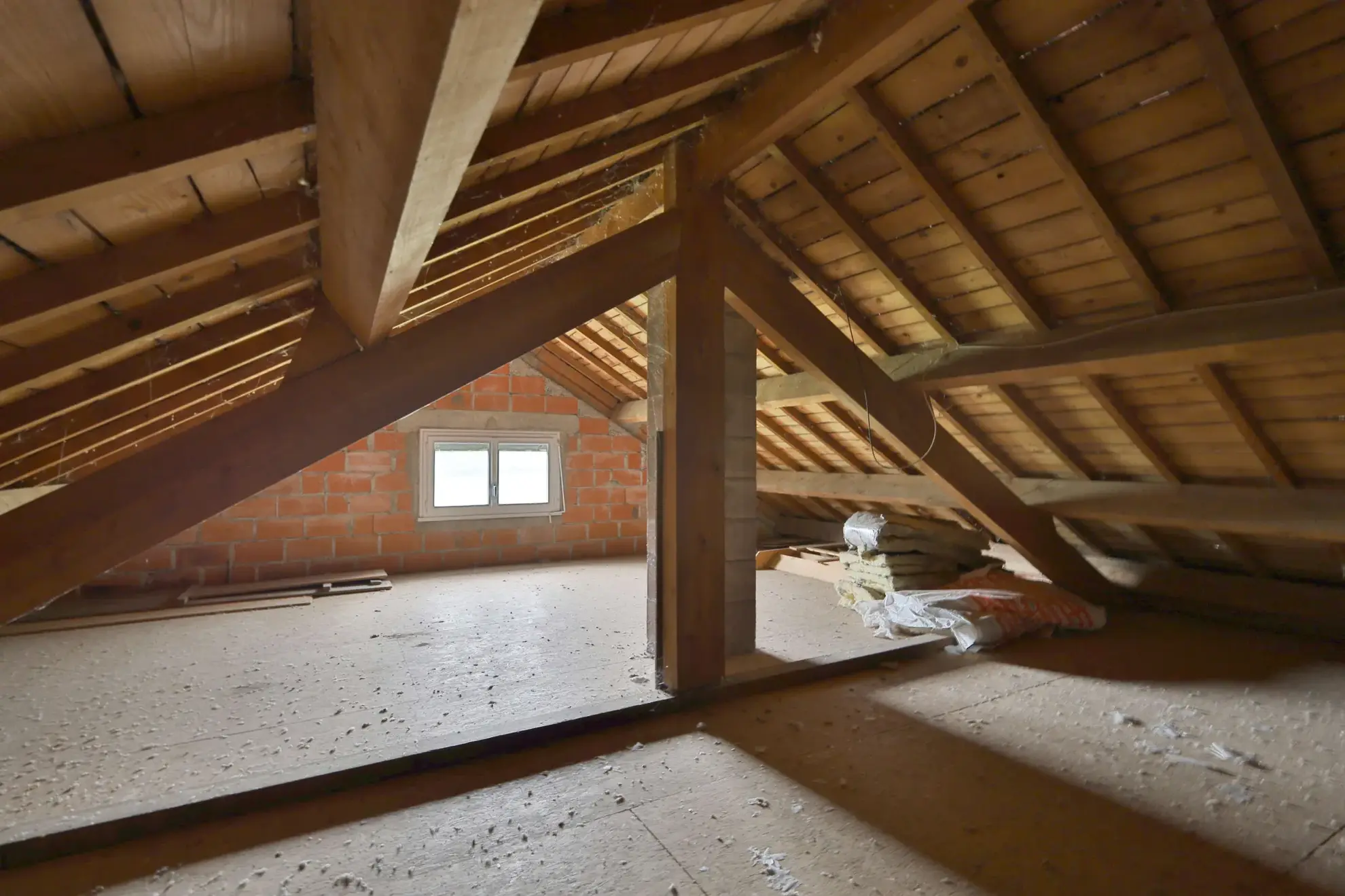 Maison à vendre à Oytier-Saint-Oblas avec grand terrain et potentiel de rénovation 