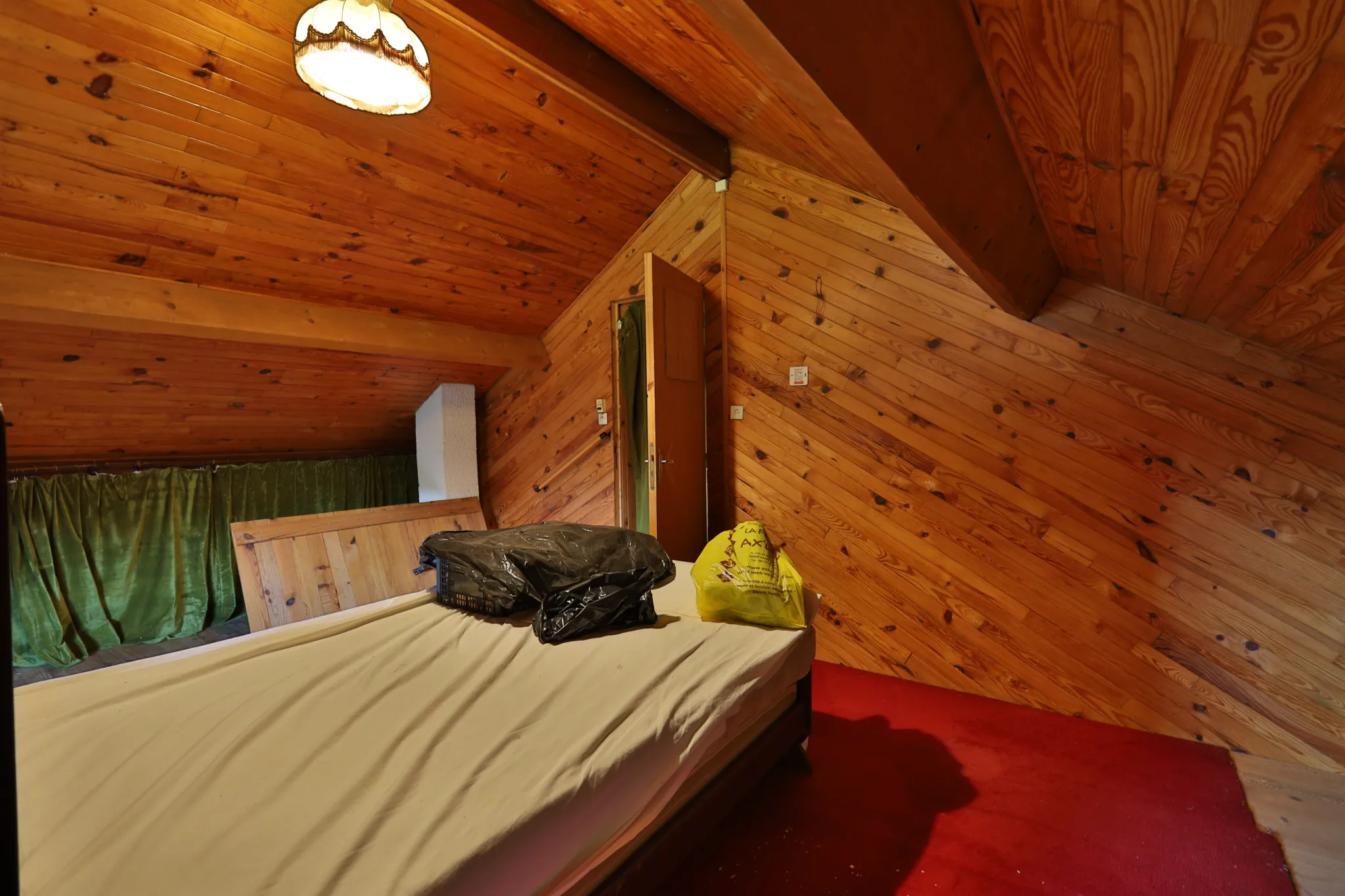 Maison à vendre à Oytier-Saint-Oblas avec grand terrain et potentiel de rénovation 