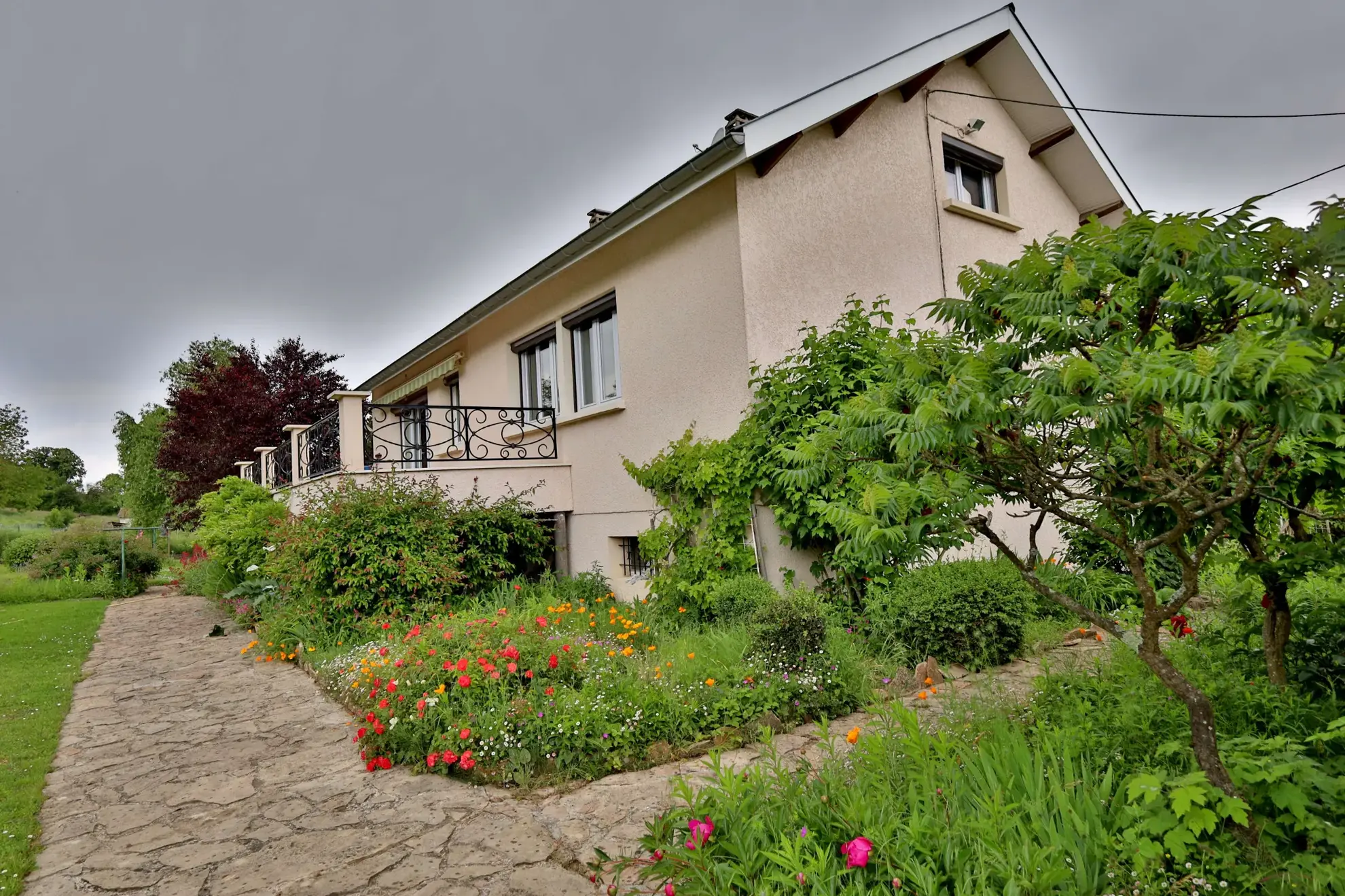 Maison à vendre à Oytier-Saint-Oblas avec grand terrain et potentiel de rénovation 