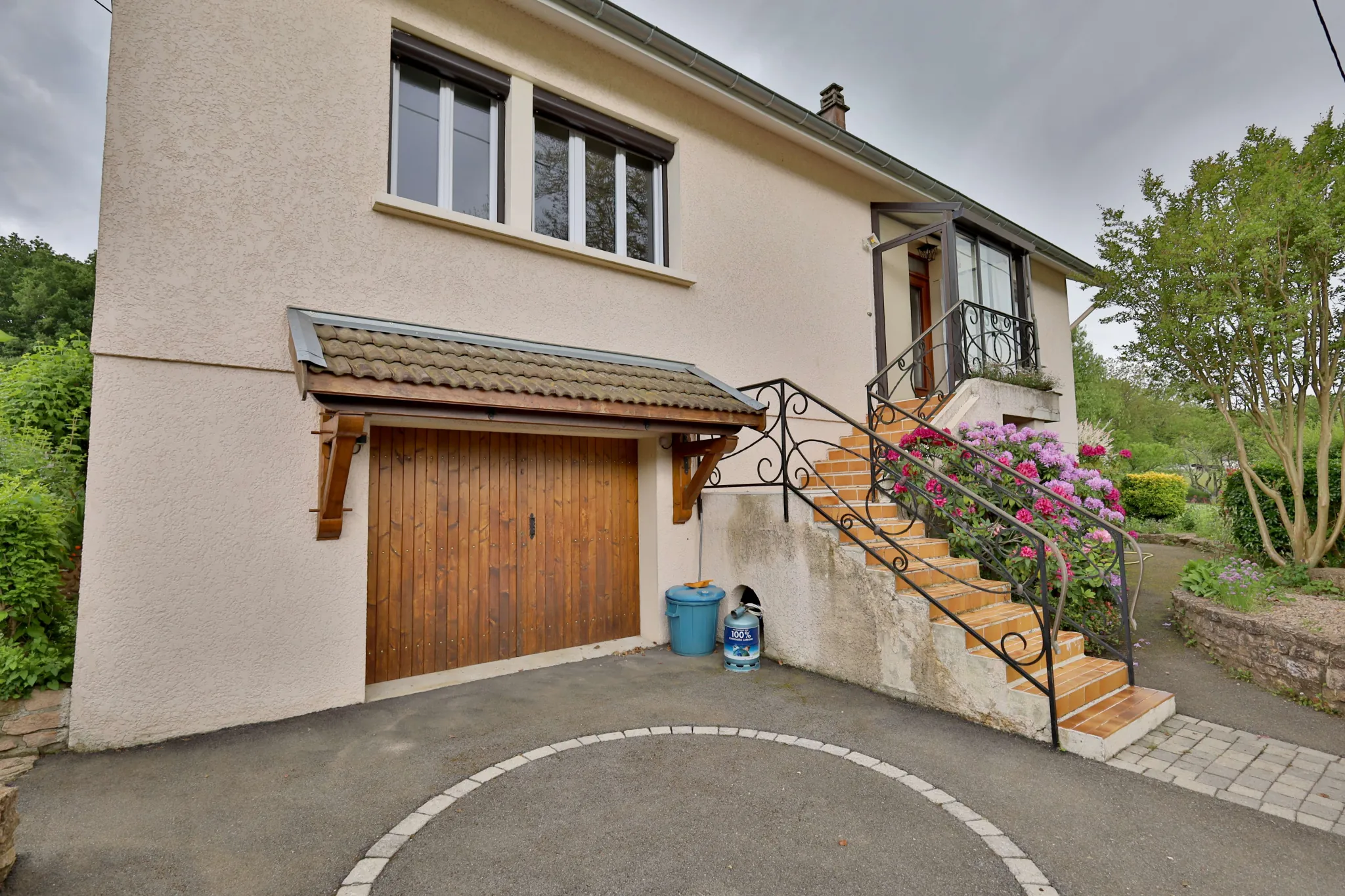 Maison à vendre à Oytier-Saint-Oblas avec grand terrain et potentiel de rénovation 