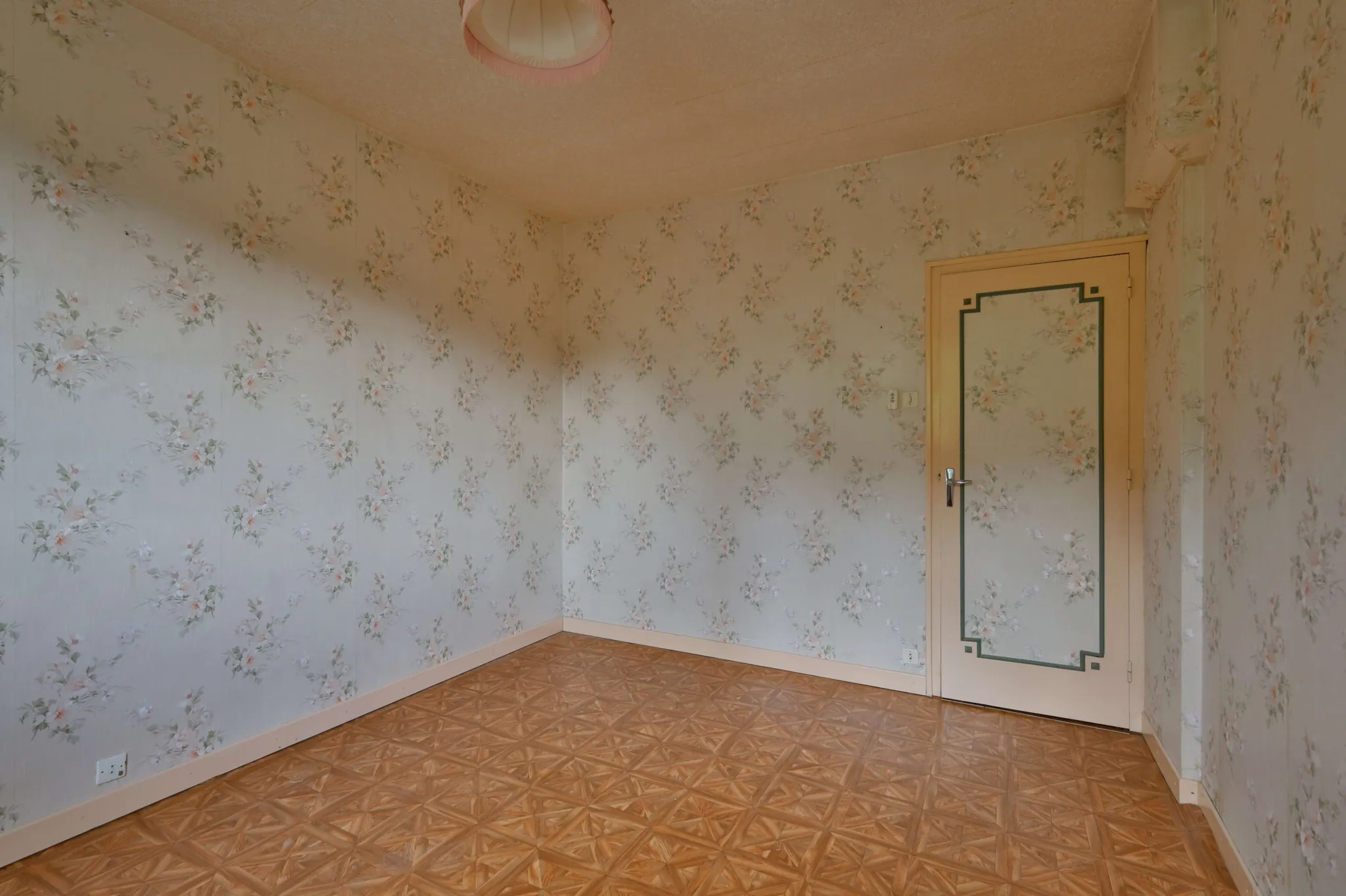 Maison à vendre à Oytier-Saint-Oblas avec grand terrain et potentiel de rénovation 