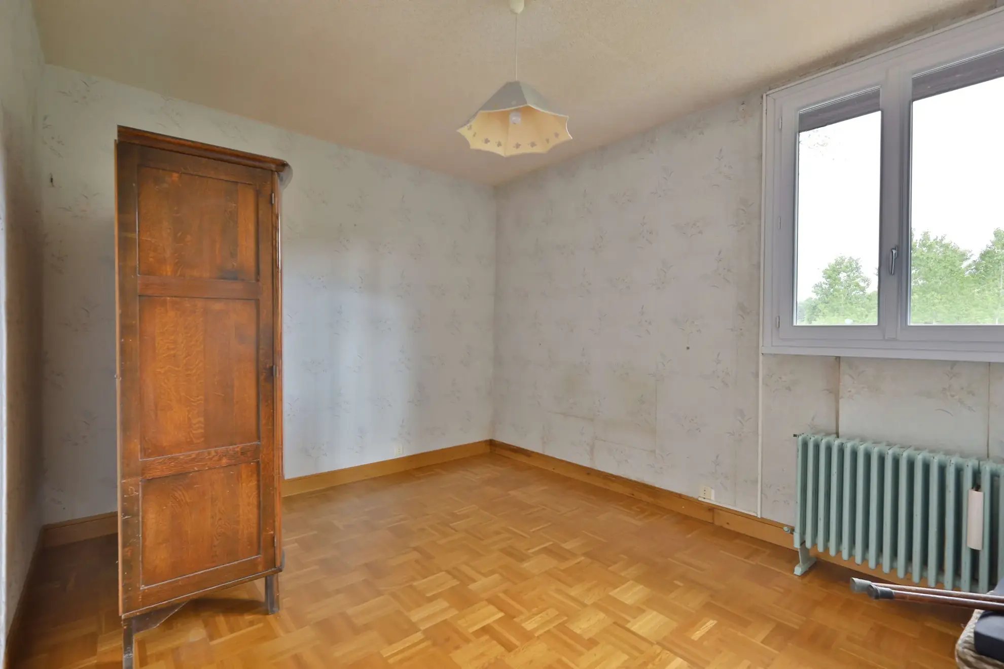 Maison à vendre à Oytier-Saint-Oblas avec grand terrain et potentiel de rénovation 