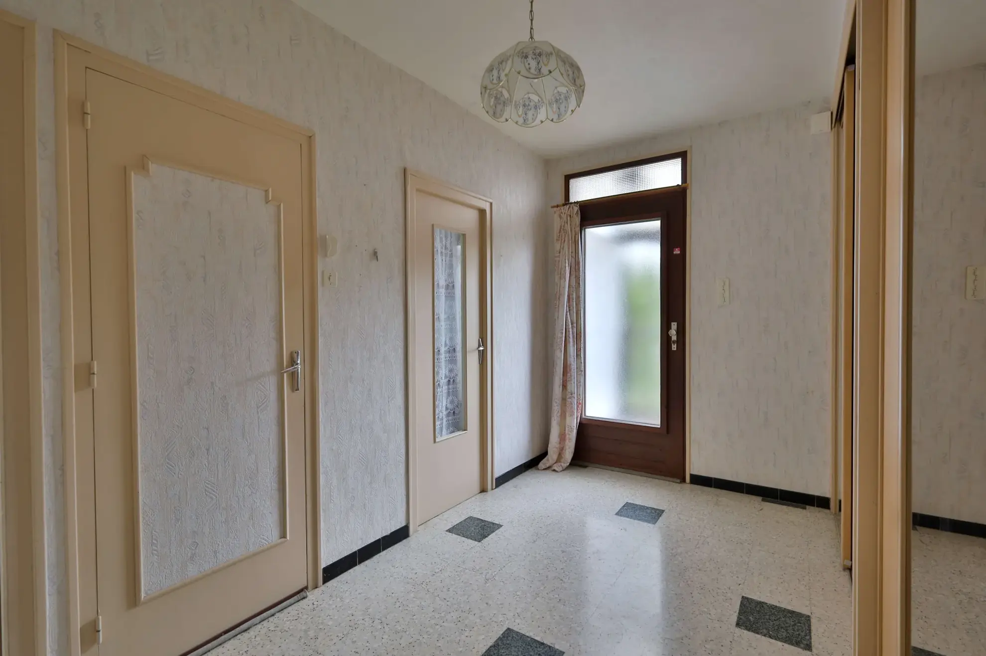 Maison à vendre à Oytier-Saint-Oblas avec grand terrain et potentiel de rénovation 