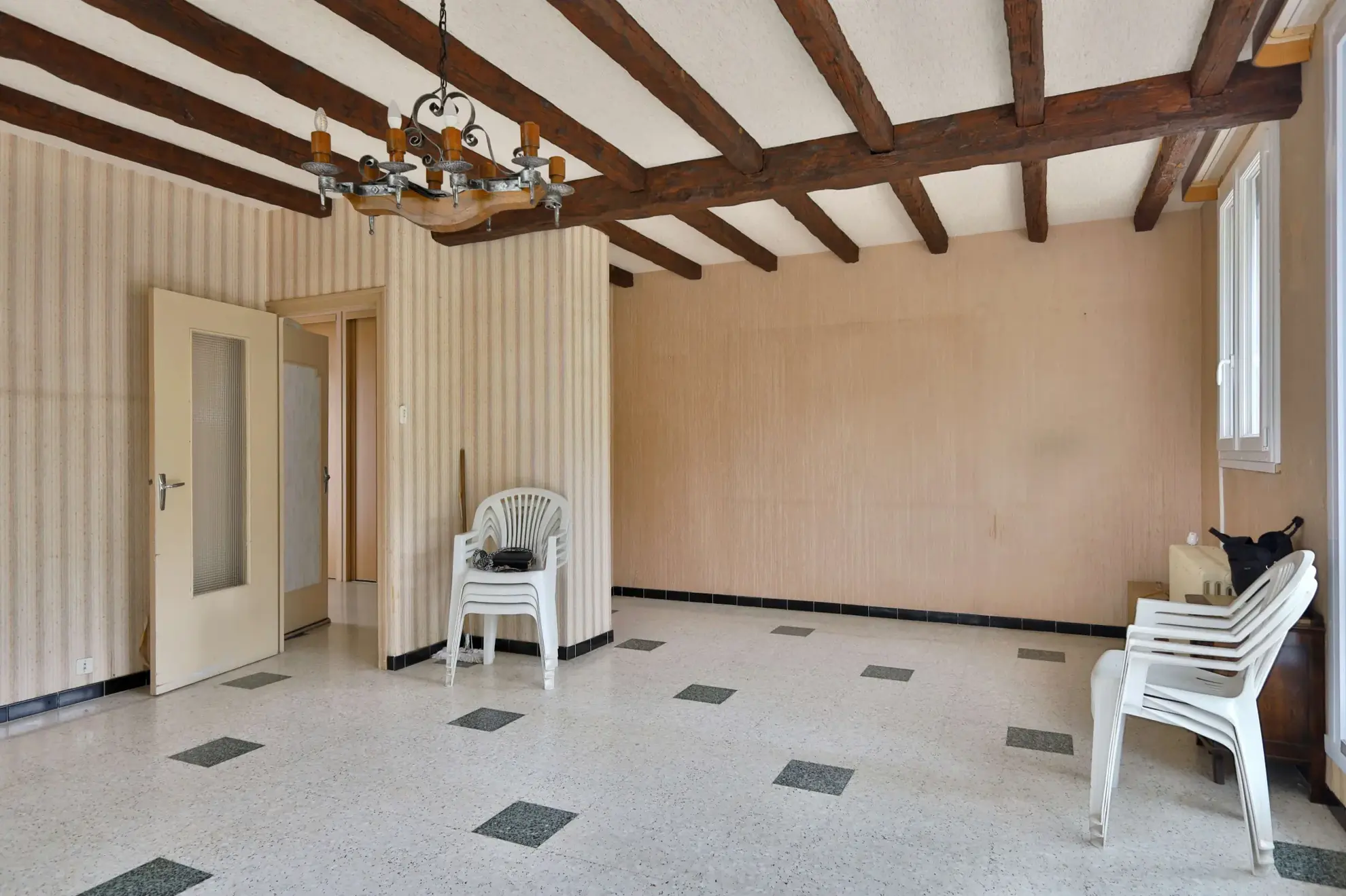 Maison à vendre à Oytier-Saint-Oblas avec grand terrain et potentiel de rénovation 