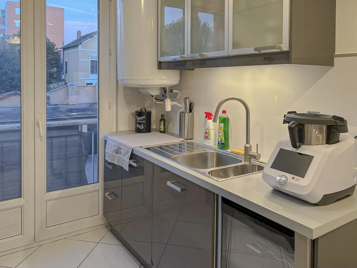 Appartement T3 lumineux à Villeurbanne avec balcon, cave et parking 