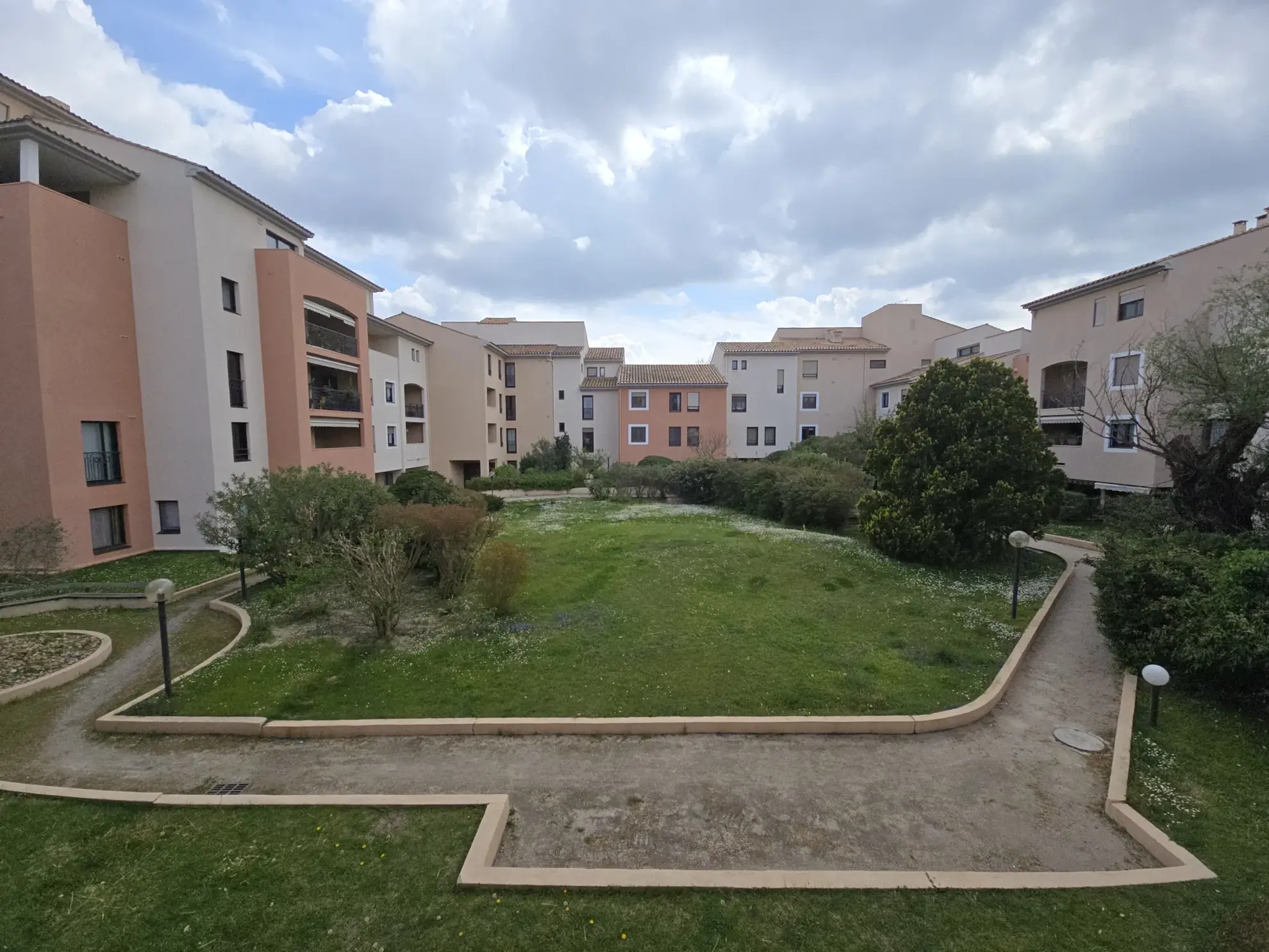 Appartement 2 pièces lumineux avec parking et cave à Avignon 