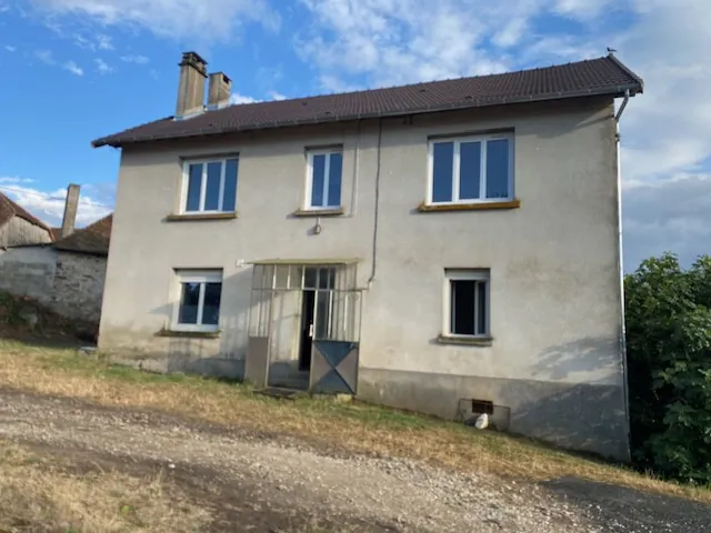 À vendre grande maison de campagne à Meuzac avec terrasse et vue imprenable 