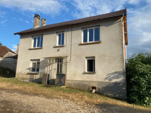À vendre grande maison de campagne à Meuzac avec terrasse et vue imprenable