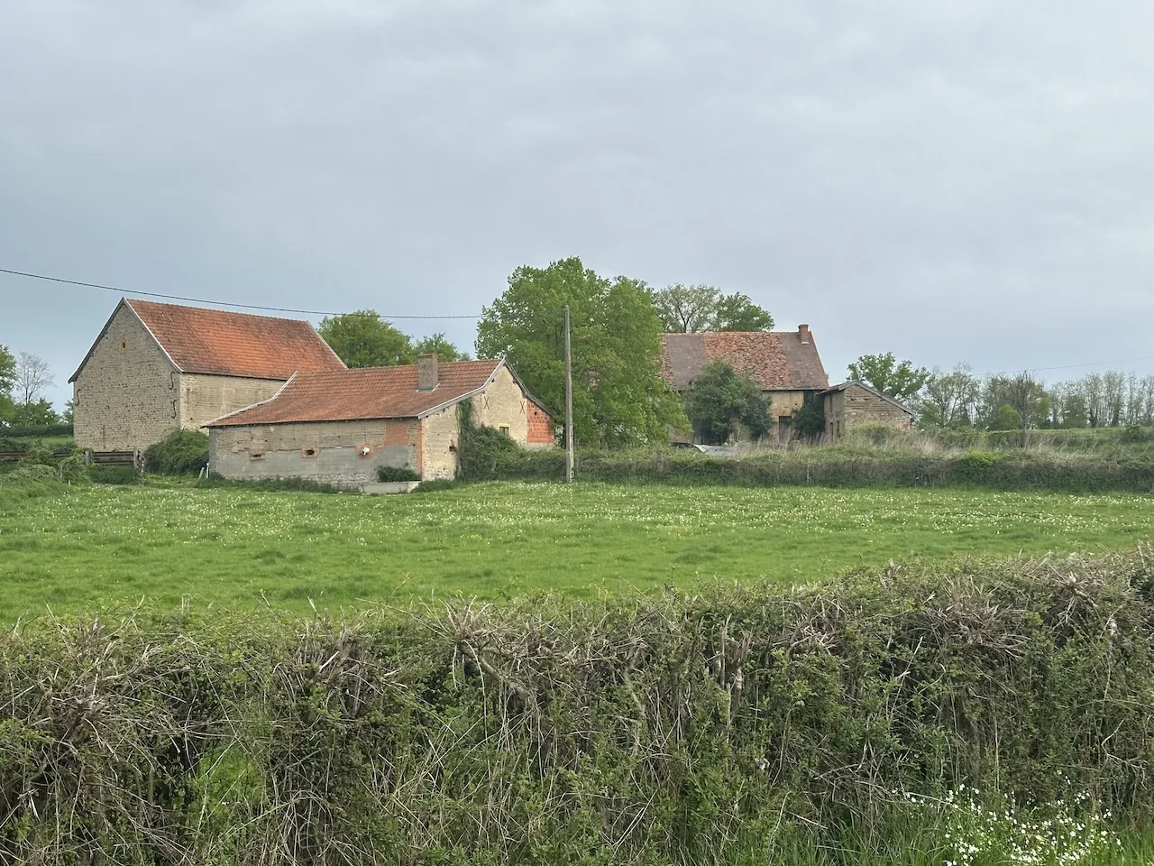 Ferme ancienne avec dépendances et terrain à Bourg le Comte, 5,8 ha