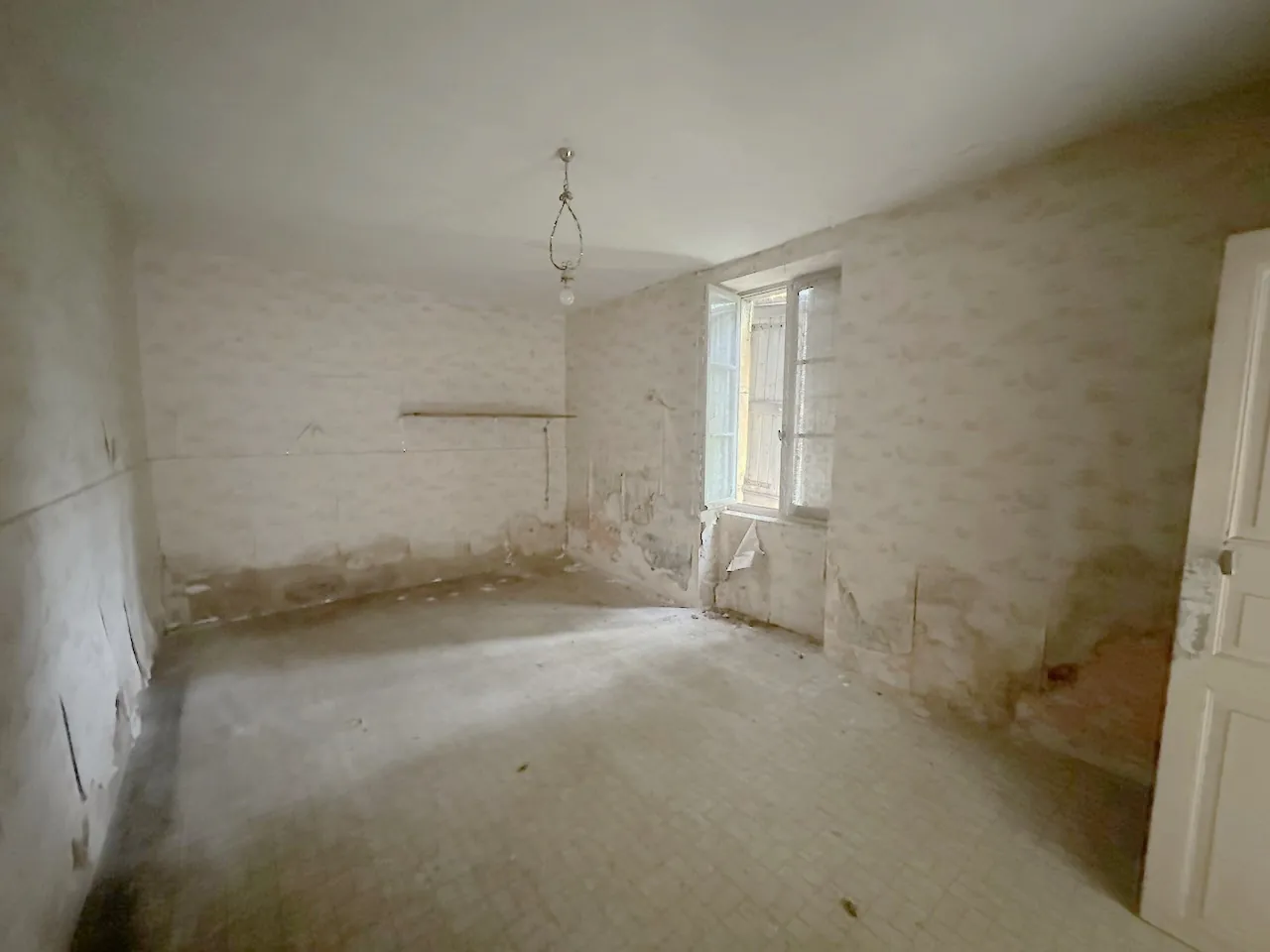 Ferme ancienne avec dépendances et terrain à Bourg le Comte, 5,8 ha 