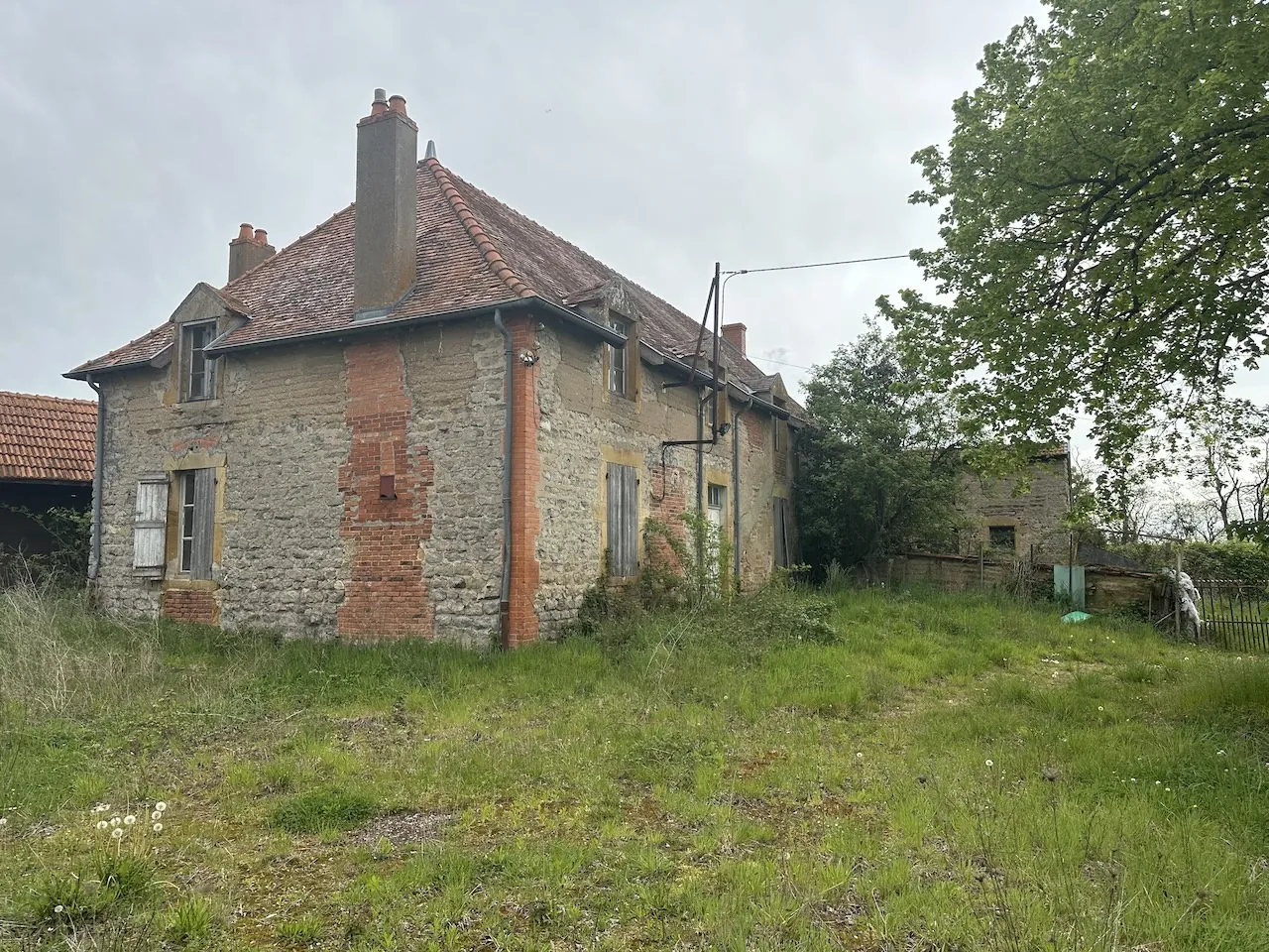 Ferme ancienne avec dépendances et terrain à Bourg le Comte, 5,8 ha 