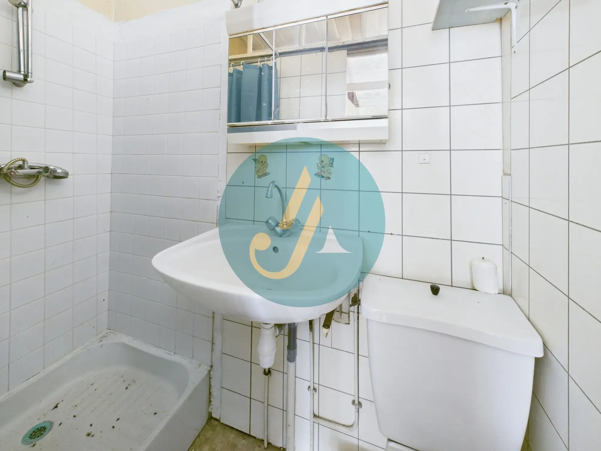 Charmante maison de village à rénover à Donzy avec grand potentiel 