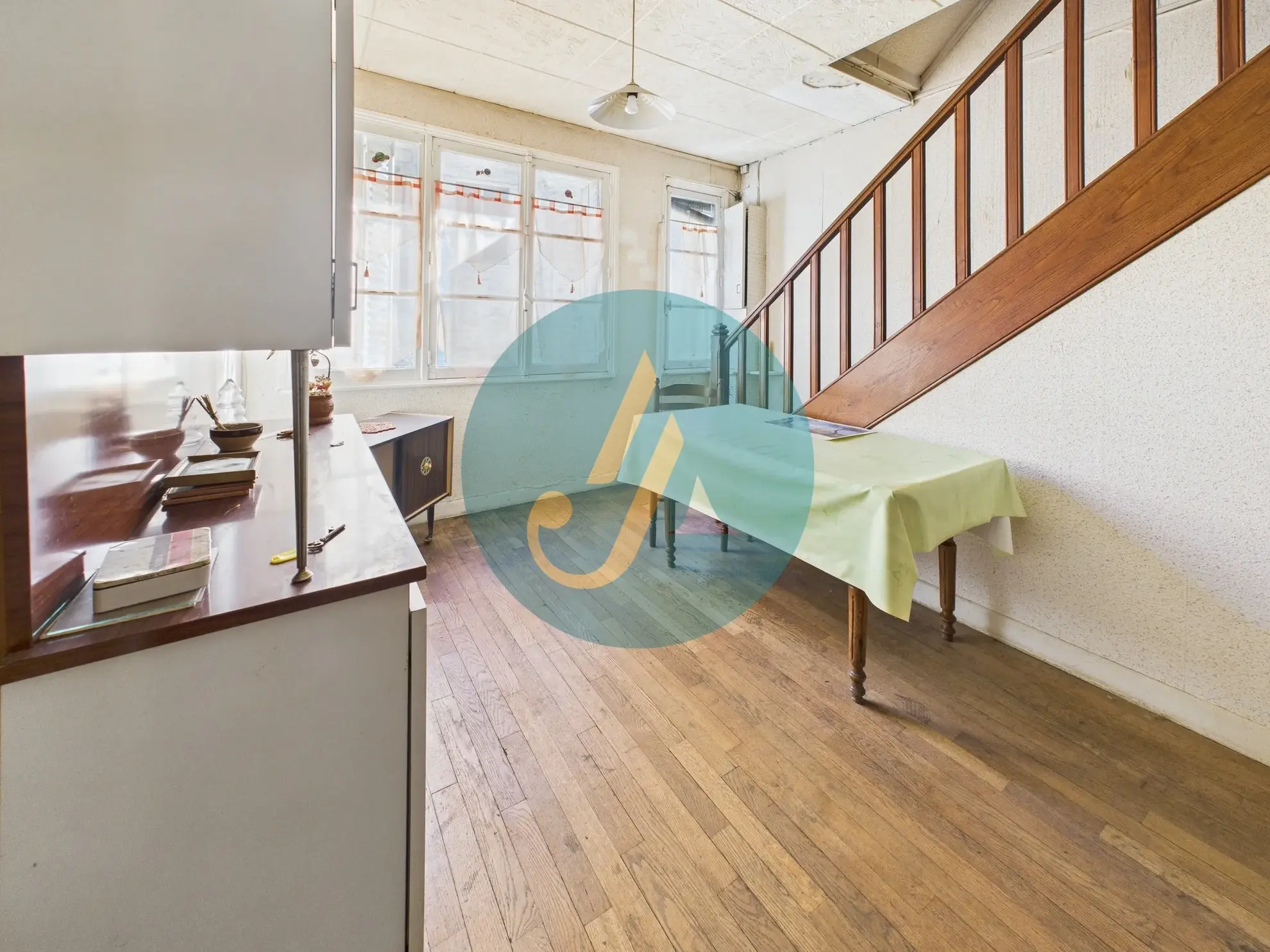 Charmante maison de village à rénover à Donzy avec grand potentiel 