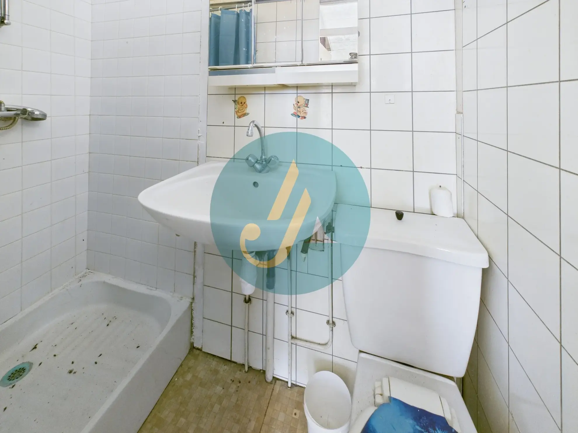 Charmante maison de village à rénover à Donzy avec grand potentiel 