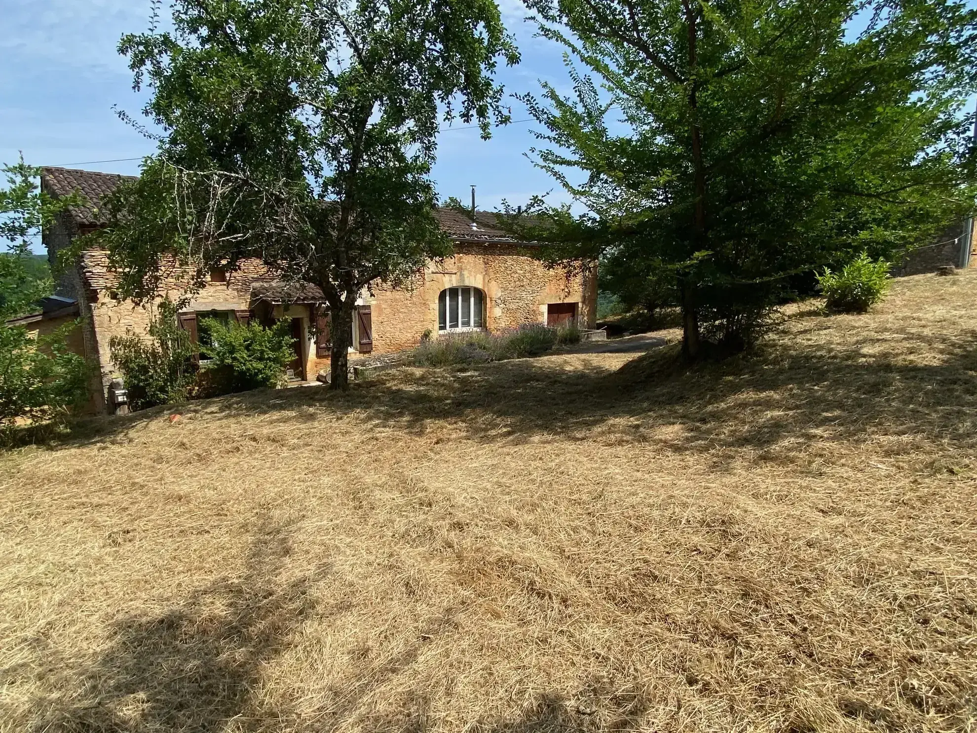 Maison en pierre à rénover avec grand terrain à Blanquefort-sur-Briolance 