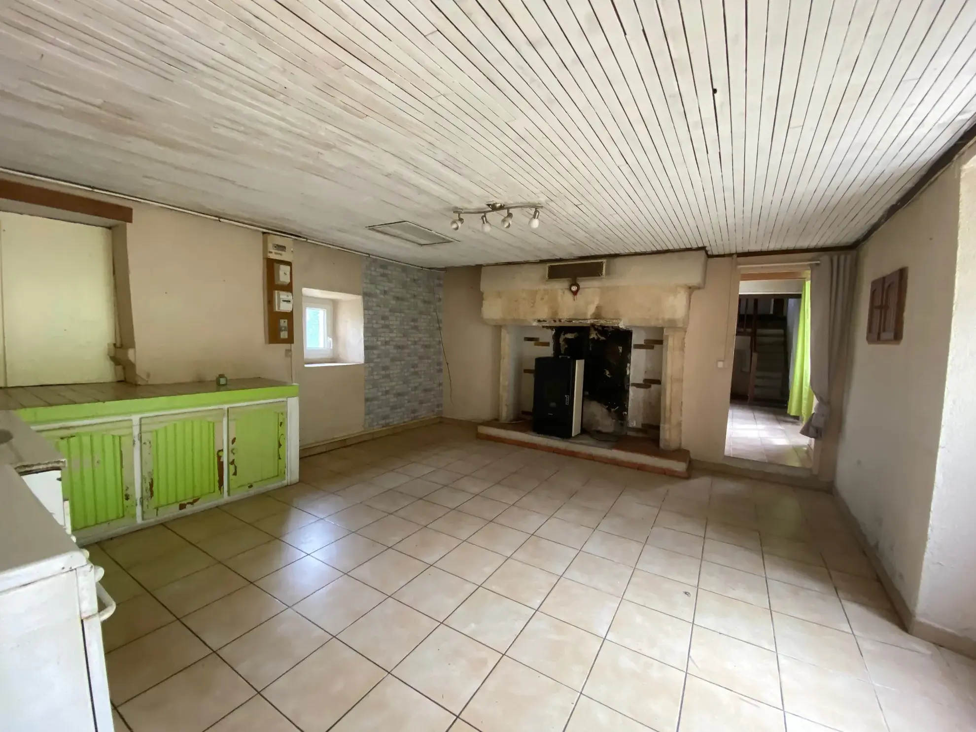 Maison en pierre à rénover avec grand terrain à Blanquefort-sur-Briolance 