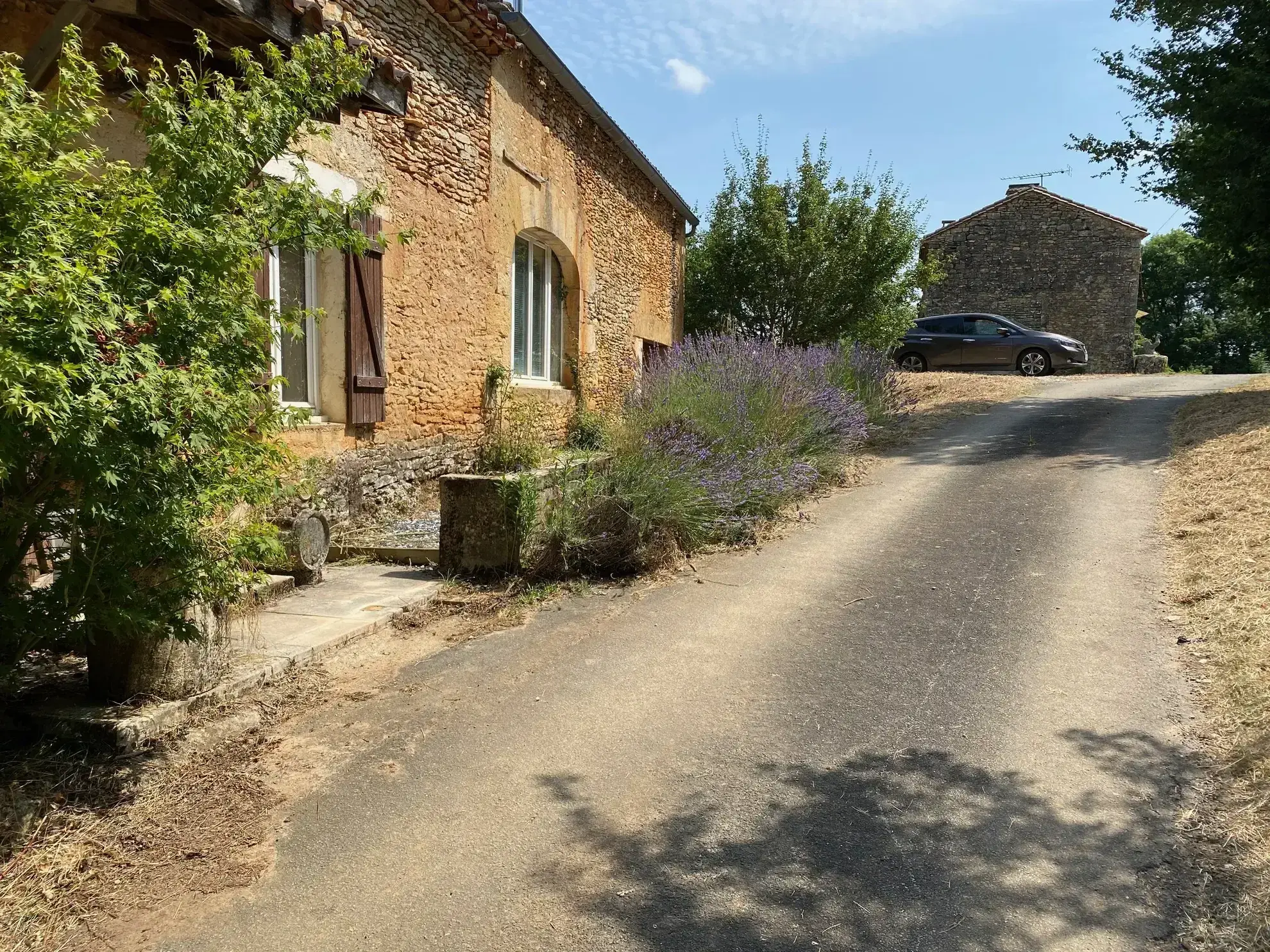 Maison en pierre à rénover avec grand terrain à Blanquefort-sur-Briolance 
