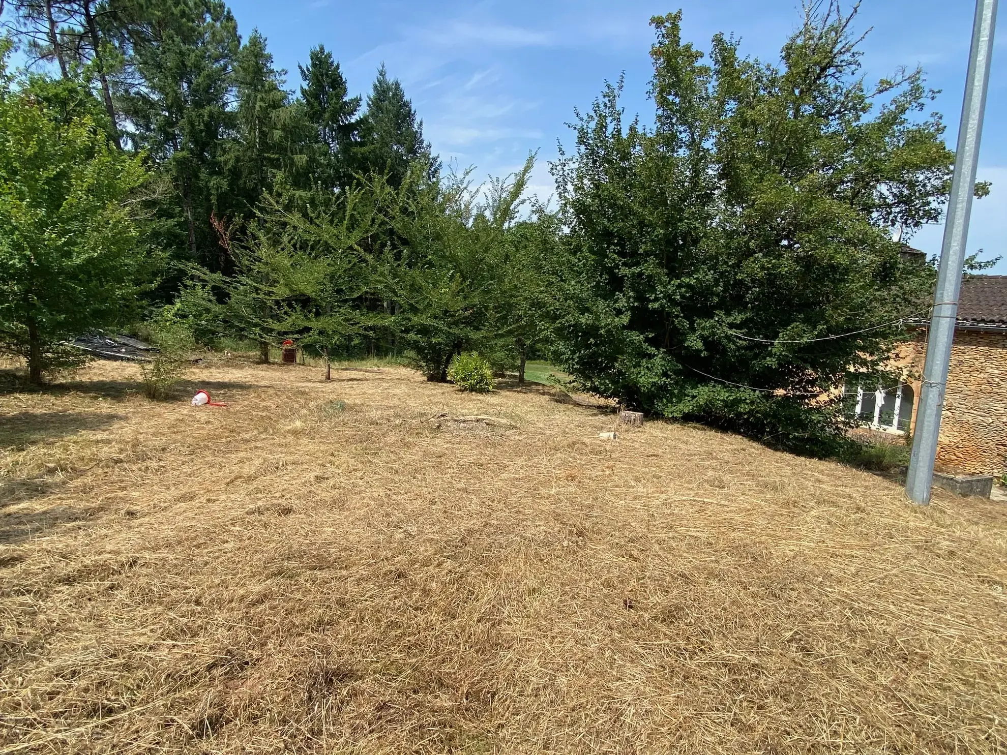 Maison en pierre à rénover avec grand terrain à Blanquefort-sur-Briolance 