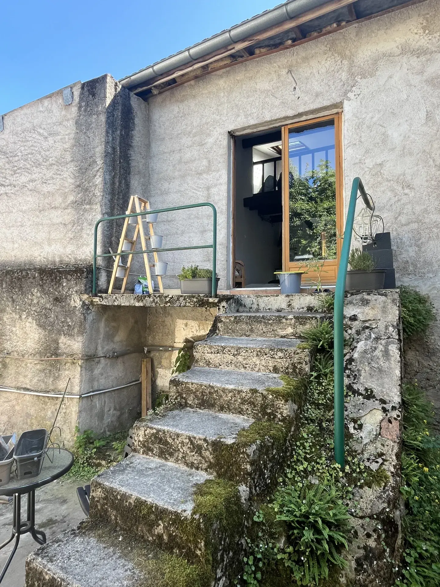 Maison avec deux habitations, garage et studio à Bourbonne-les-Bains - Opportunité d'investissement 