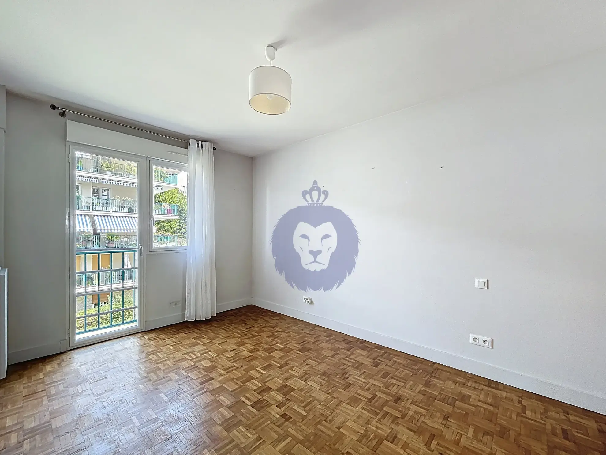 Appartement 4 pièces à Melun avec balcon, résidence calme et services inclus 