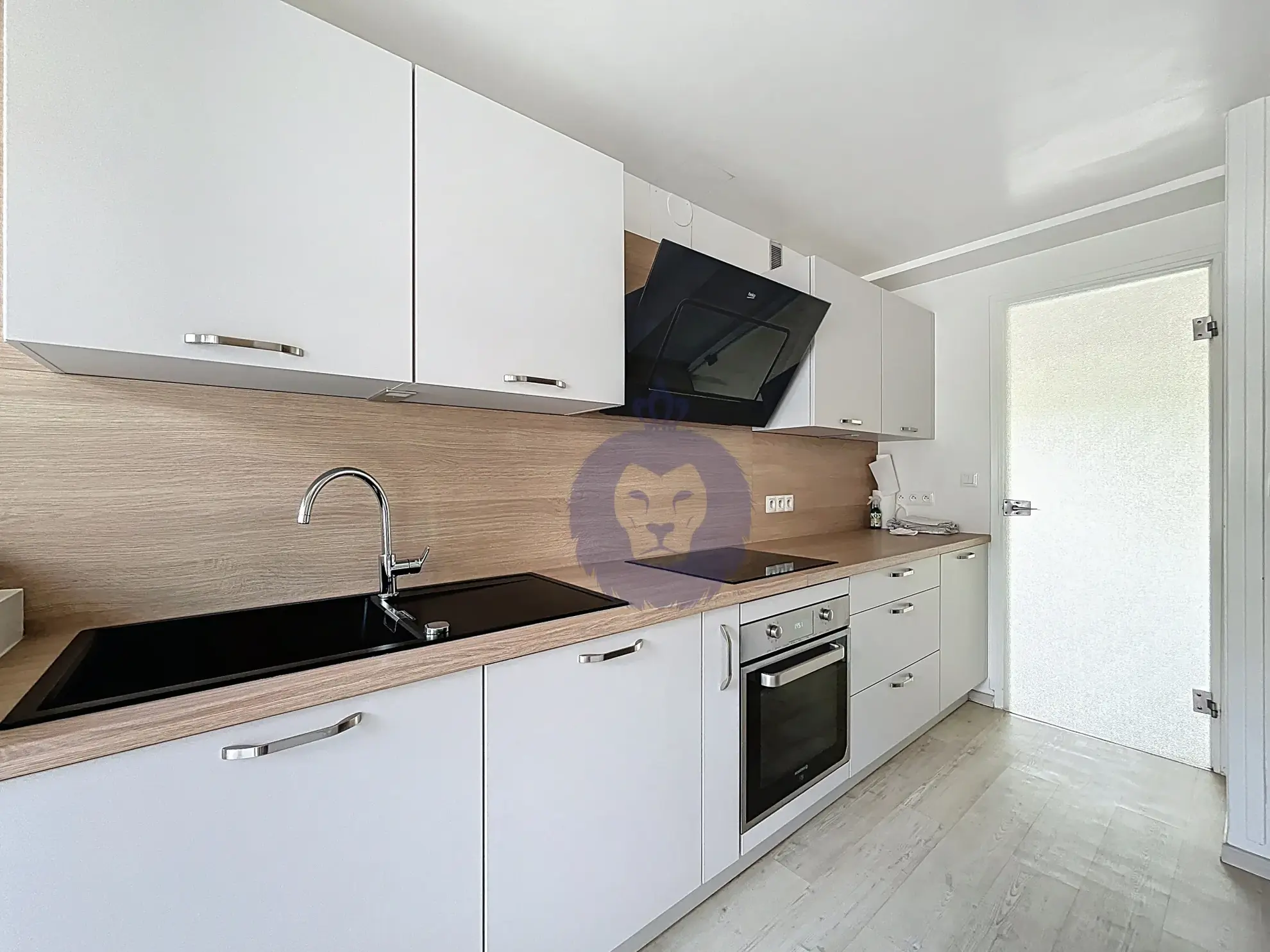 Appartement 4 pièces à Melun avec balcon, résidence calme et services inclus 