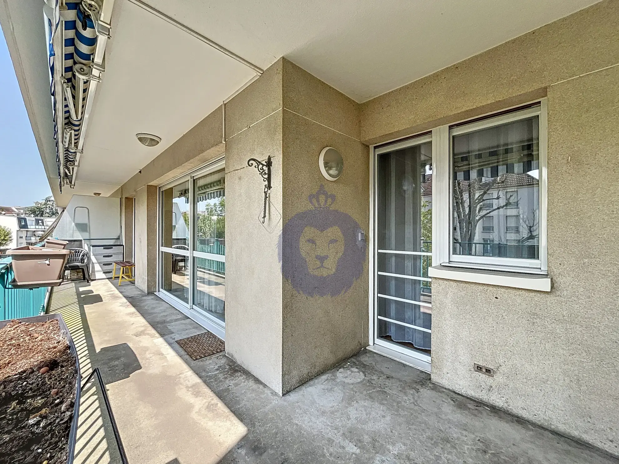 Appartement 4 pièces à Melun avec balcon, résidence calme et services inclus 