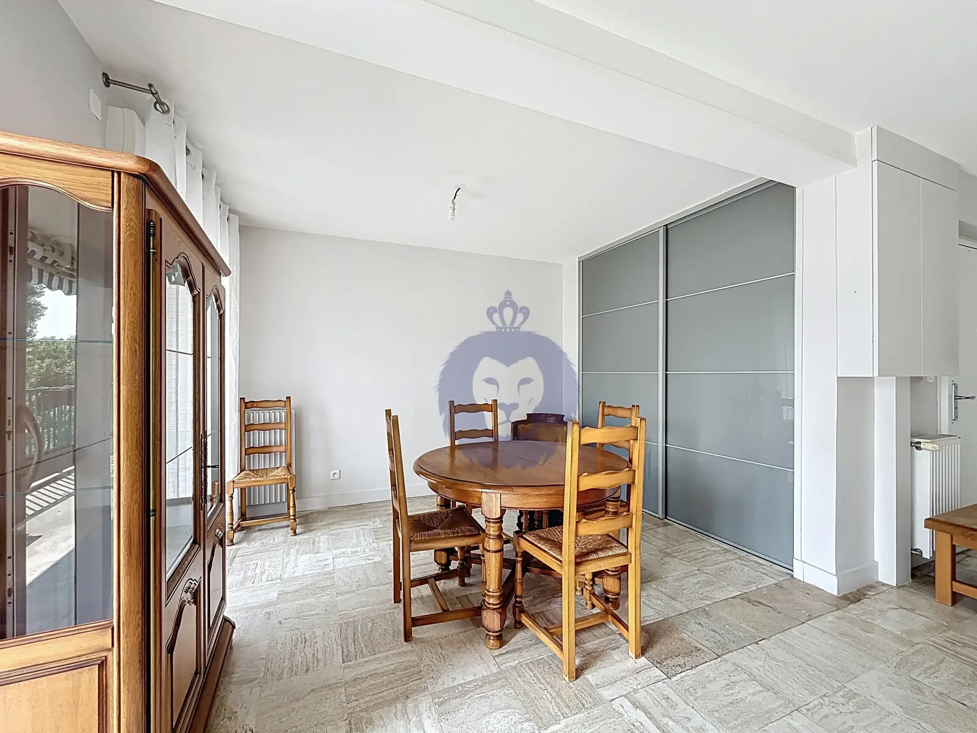 Appartement 4 pièces à Melun avec balcon, résidence calme et services inclus 